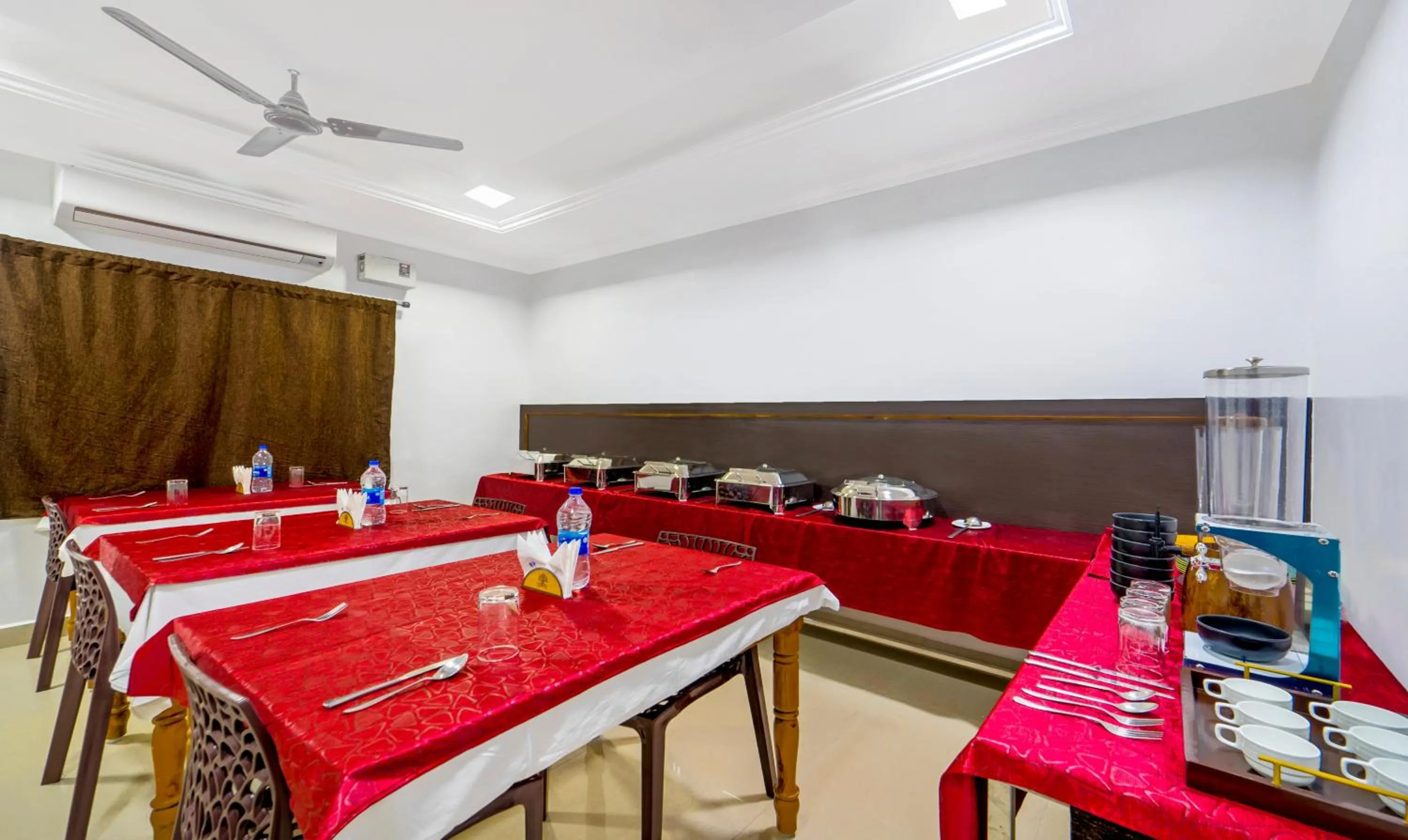 Dining area in Treebo NGH Transit