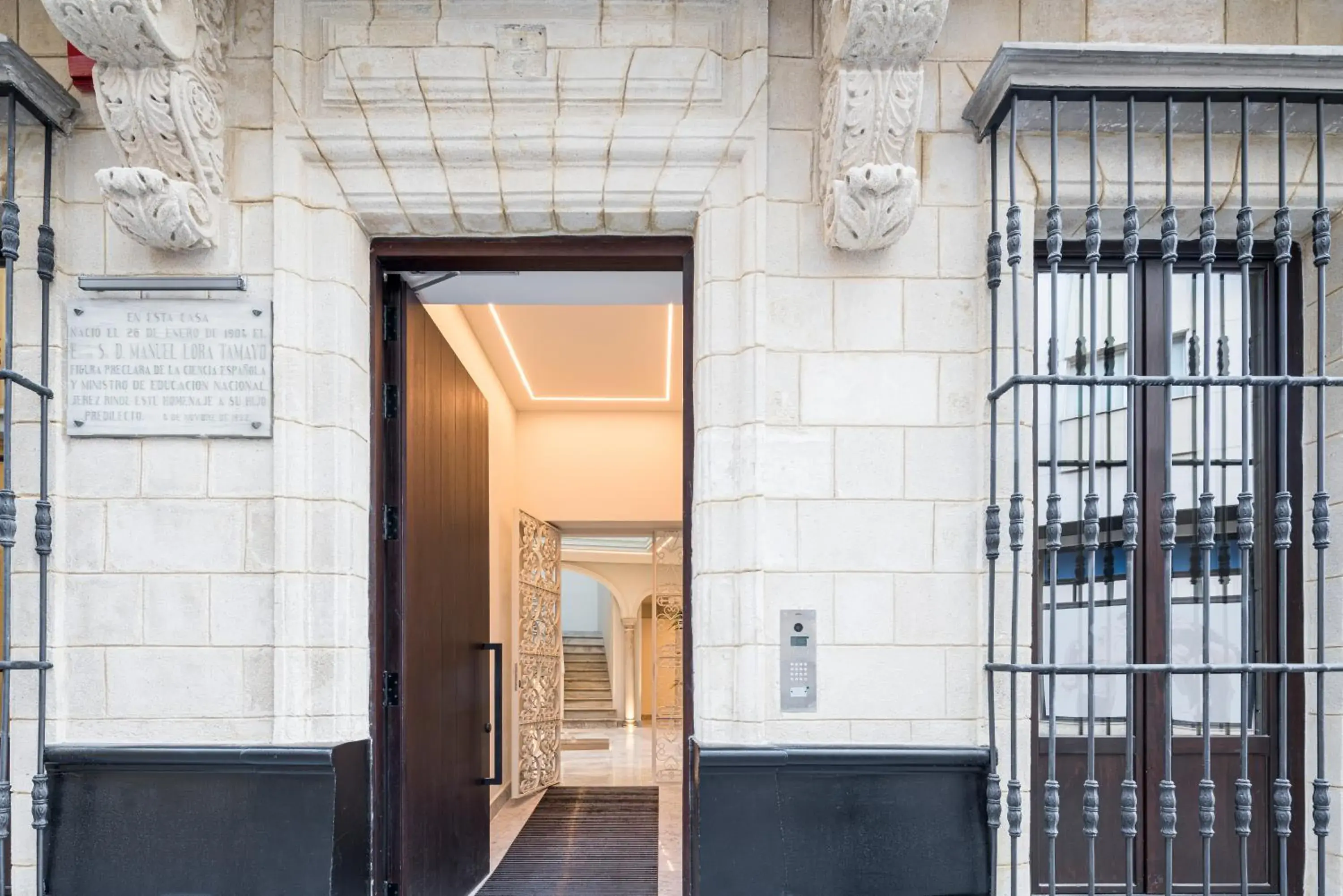 Facade/entrance in Tandem Solera Facade/entrance in Tandem Solera