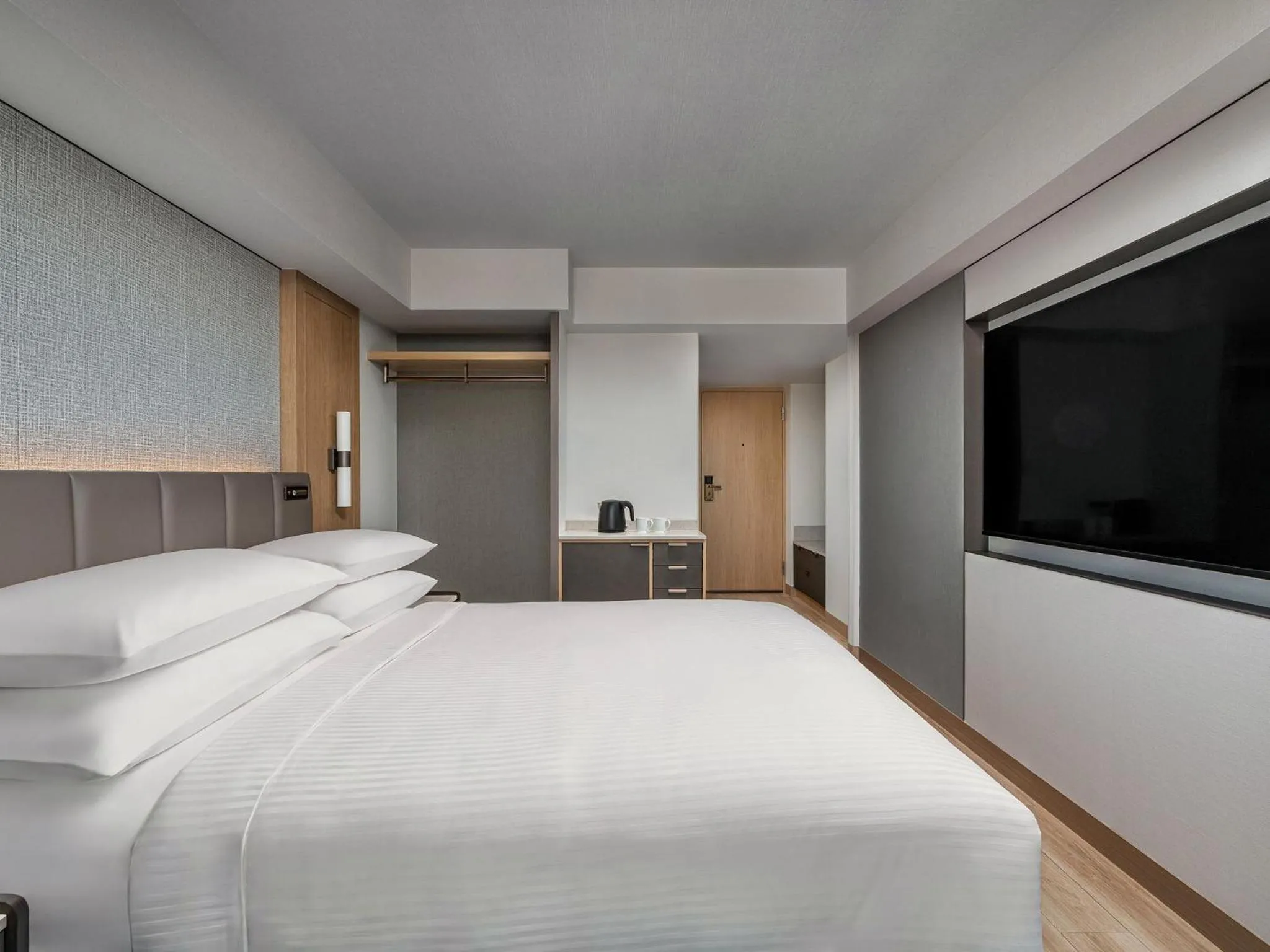 Photo of the whole room, Bed in Hamamatsu Marriott Hotel