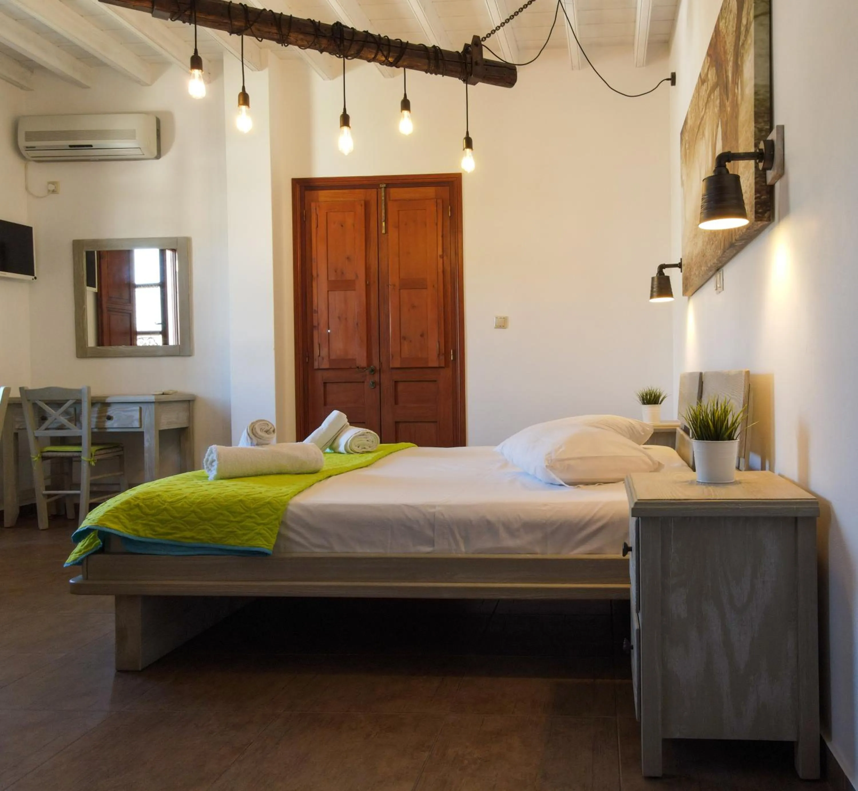 Photo of the whole room, Bed in Mistral-Patmos