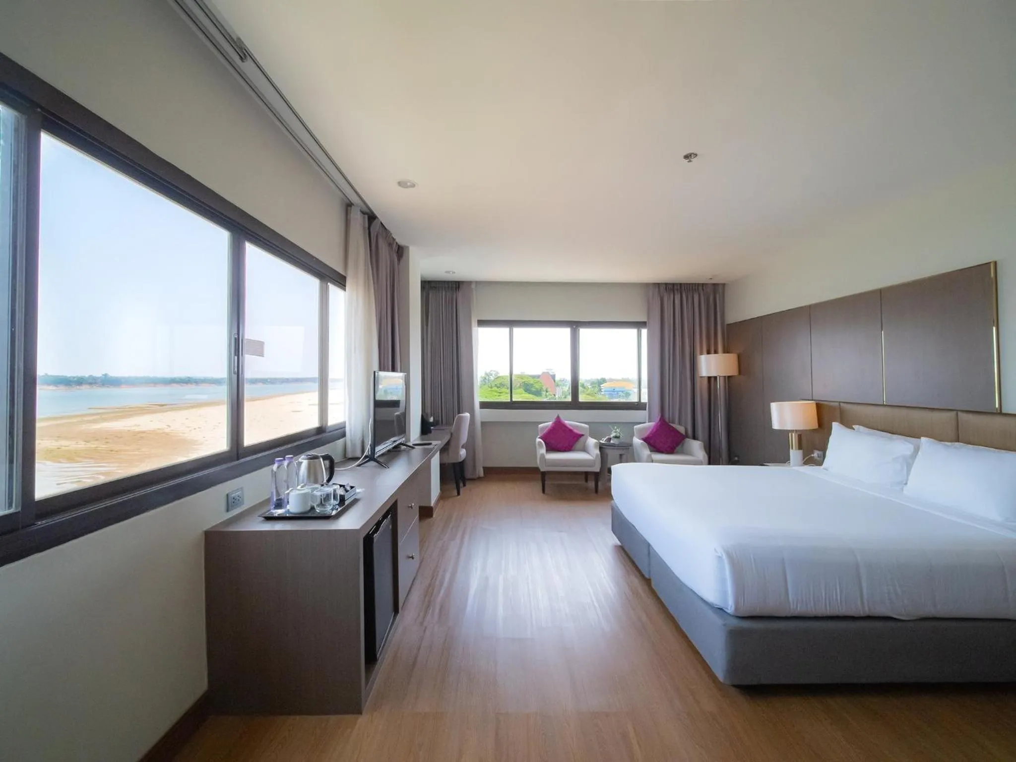 Bedroom, Bed in Fortune River View Hotel Nakhon Phanom