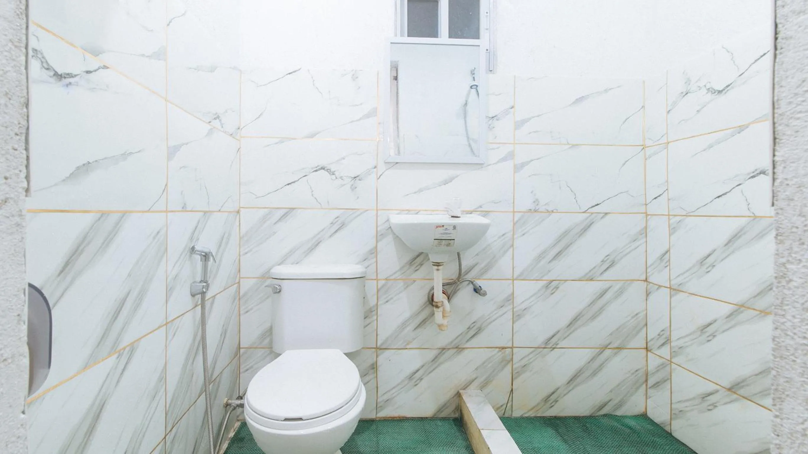 Toilet in Stay Inn Station 1 Boracay by RedDoorz