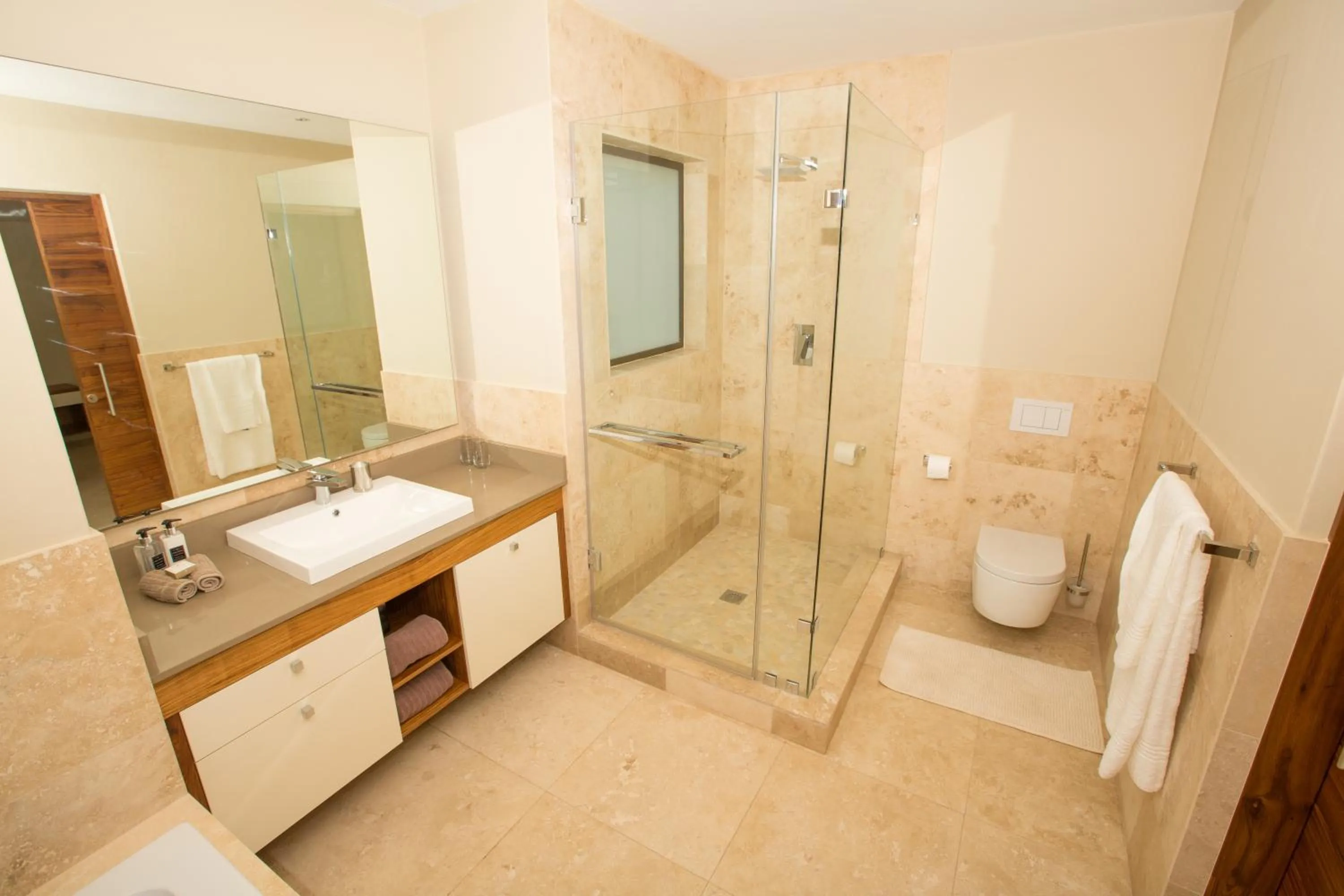 Bathroom in umVangati House