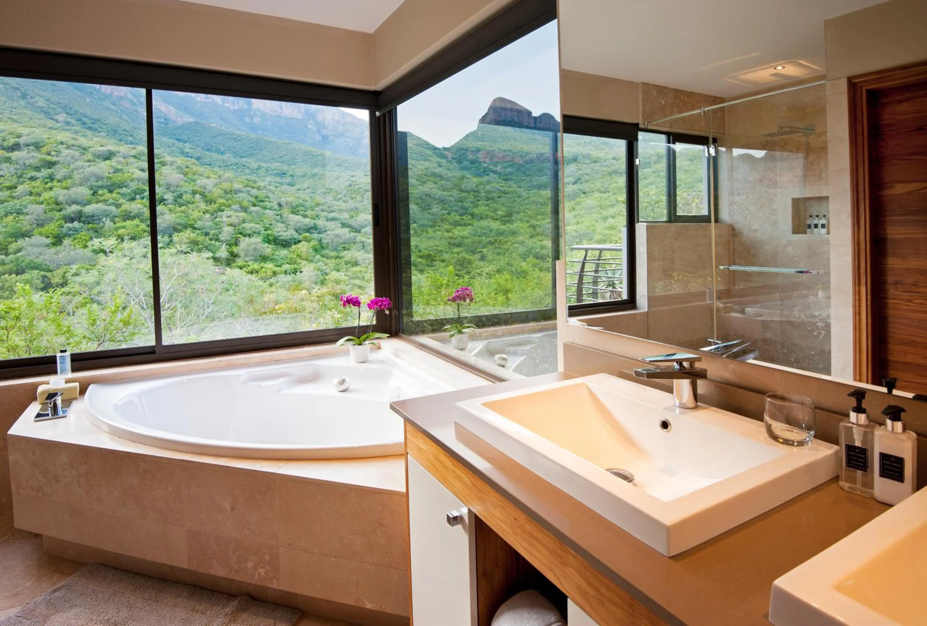 Bathroom in umVangati House