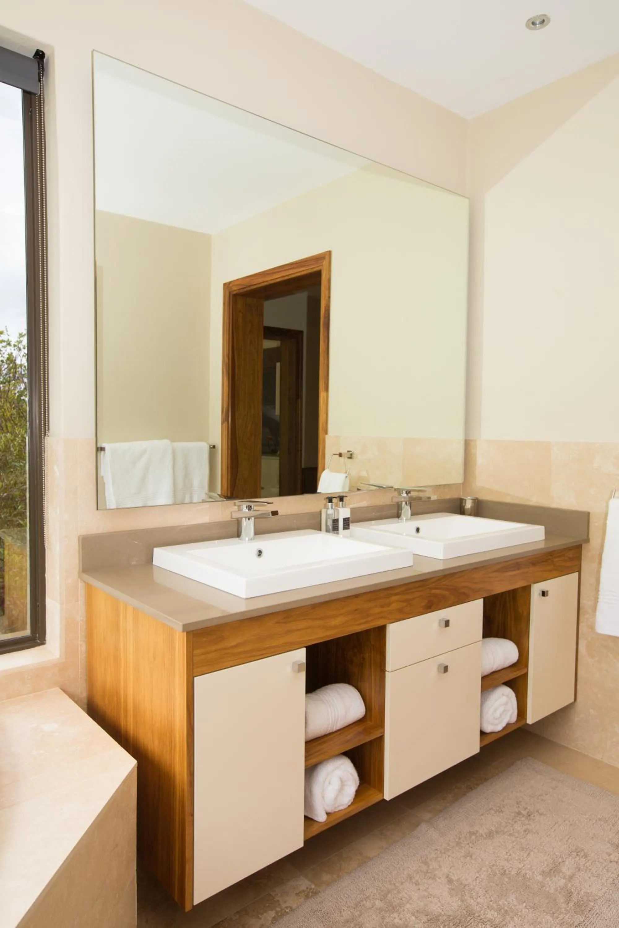 Bathroom in umVangati House