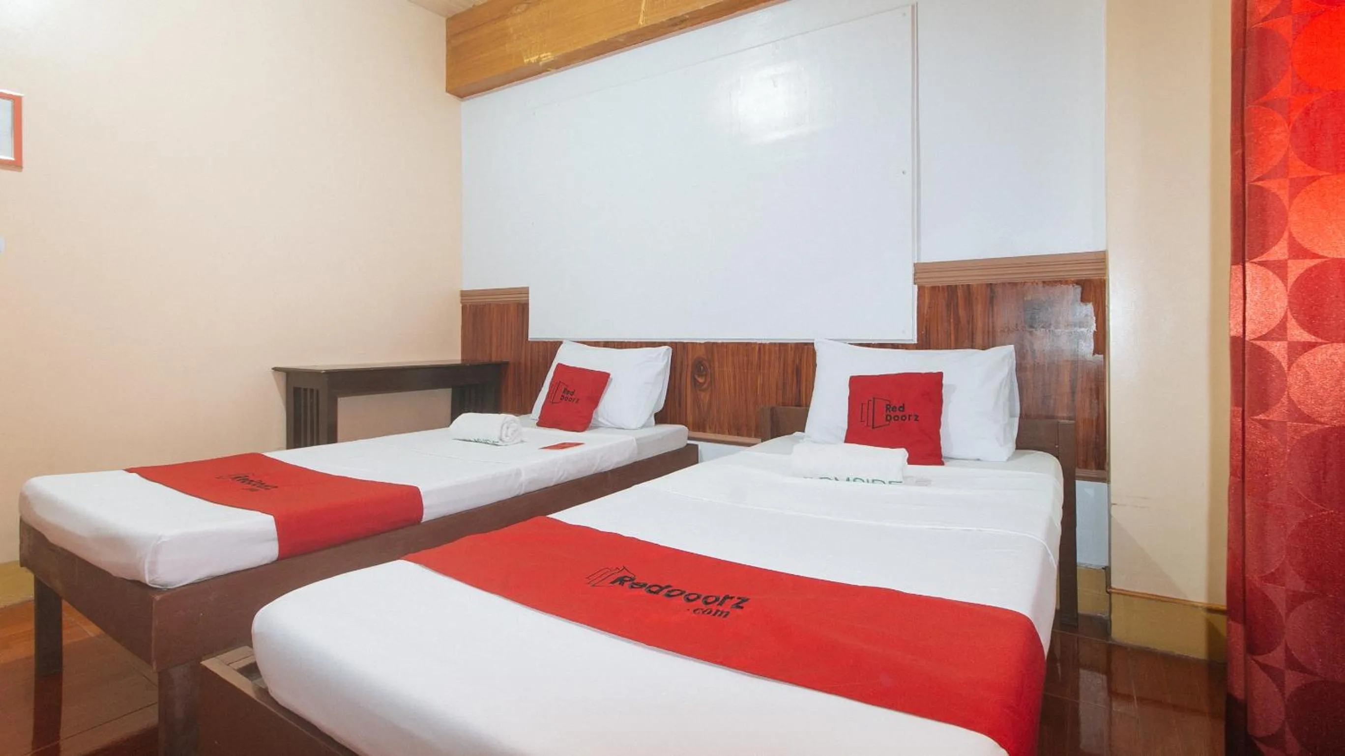 Bed in RedDoorz @ Farm Side Hotel Laoag City