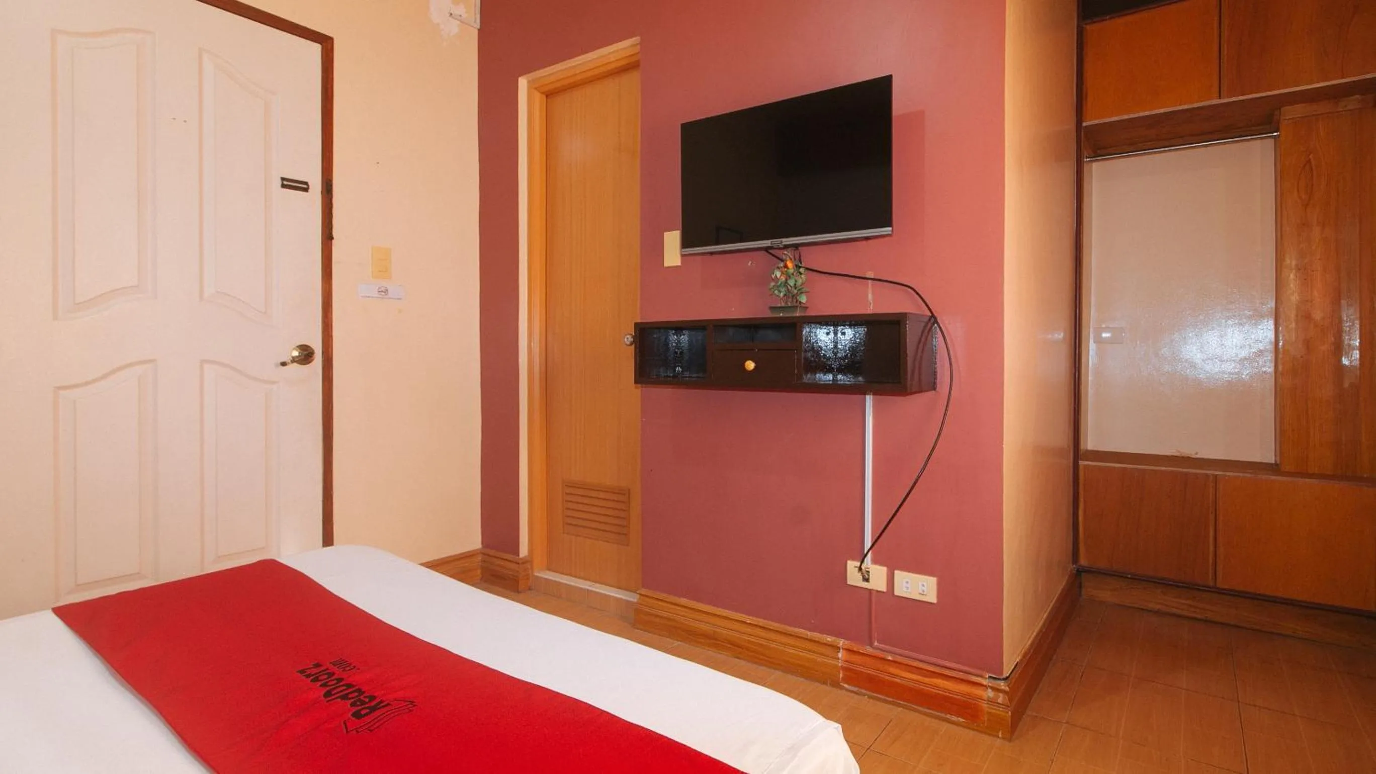 Bed in RedDoorz @ Farm Side Hotel Laoag City