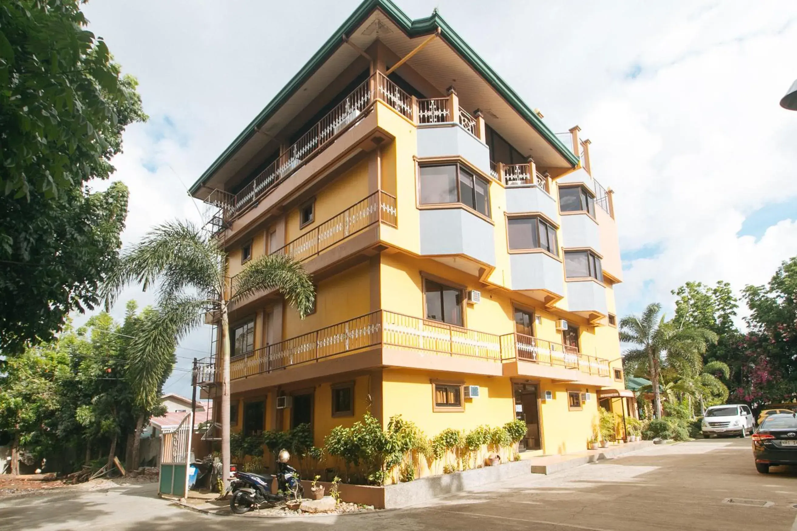 Property building in RedDoorz @ Farm Side Hotel Laoag City Property building in RedDoorz @ Farm Side Hotel Laoag City