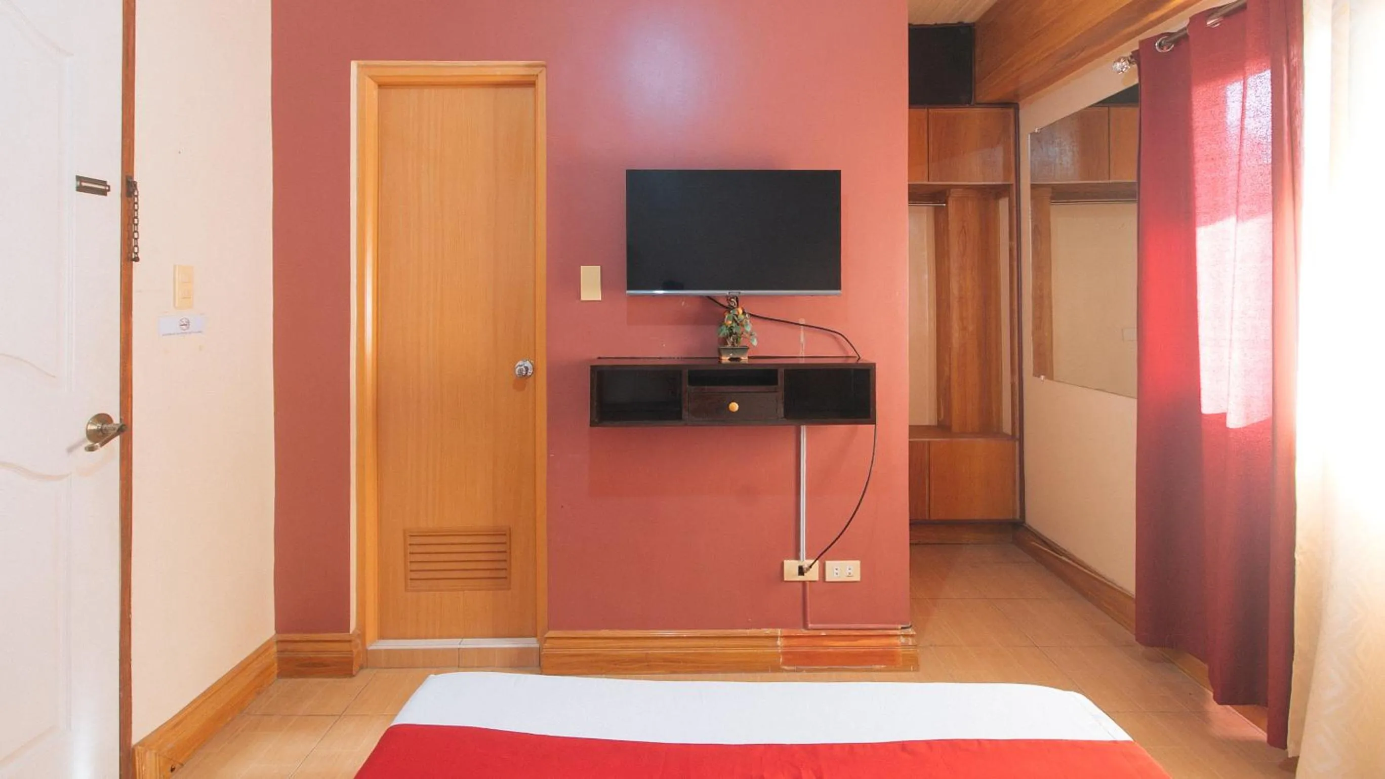 TV and multimedia, Bed in RedDoorz @ Farm Side Hotel Laoag City