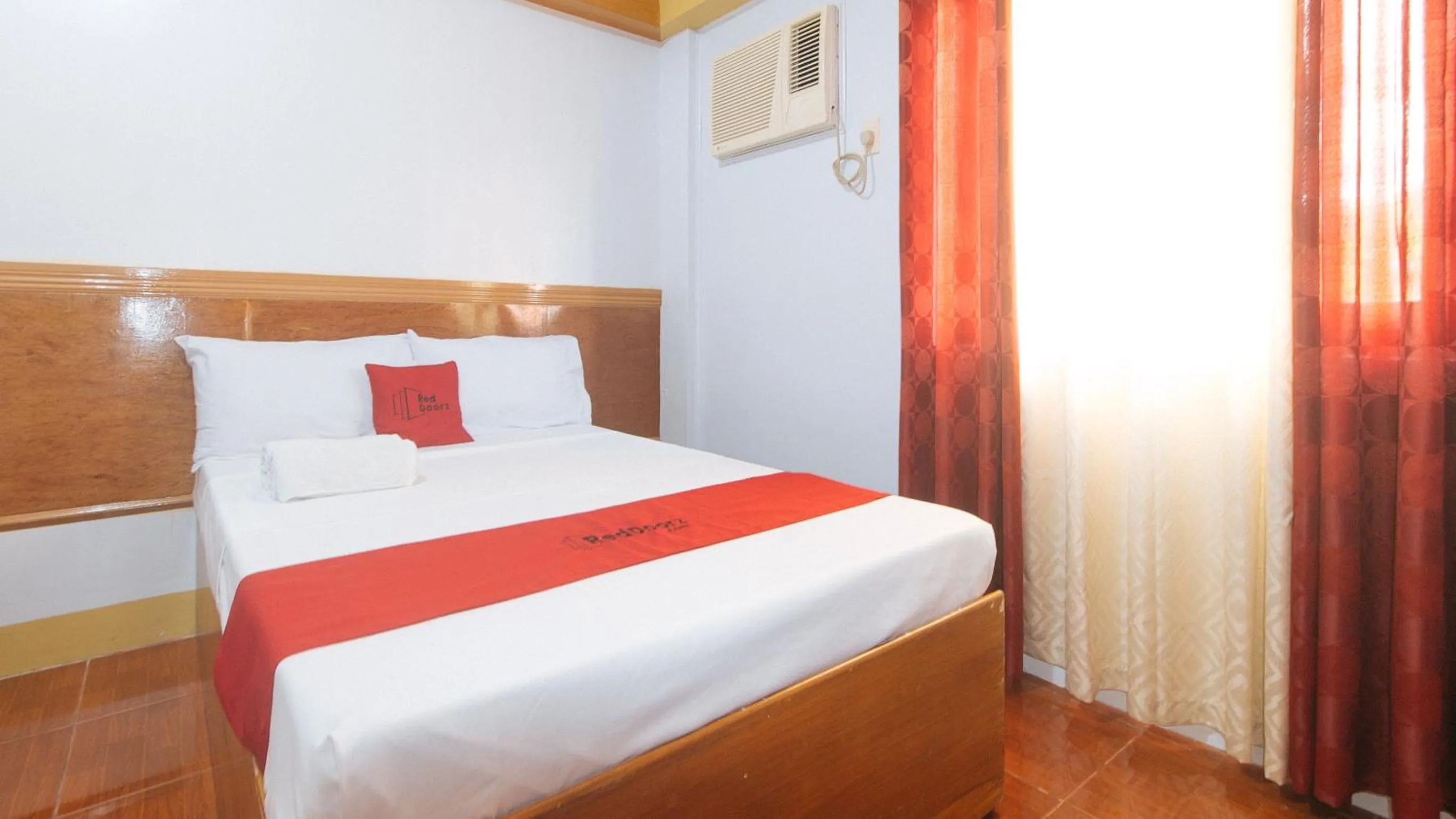 Bed in RedDoorz @ Farm Side Hotel Laoag City