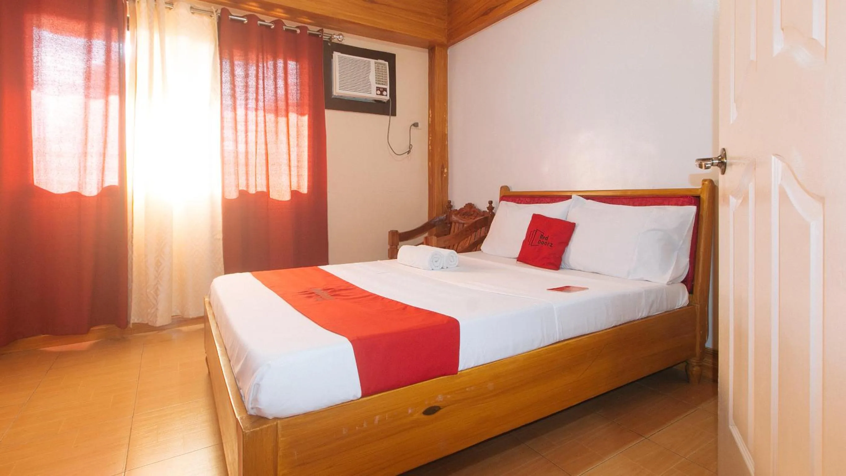 Bed in RedDoorz @ Farm Side Hotel Laoag City