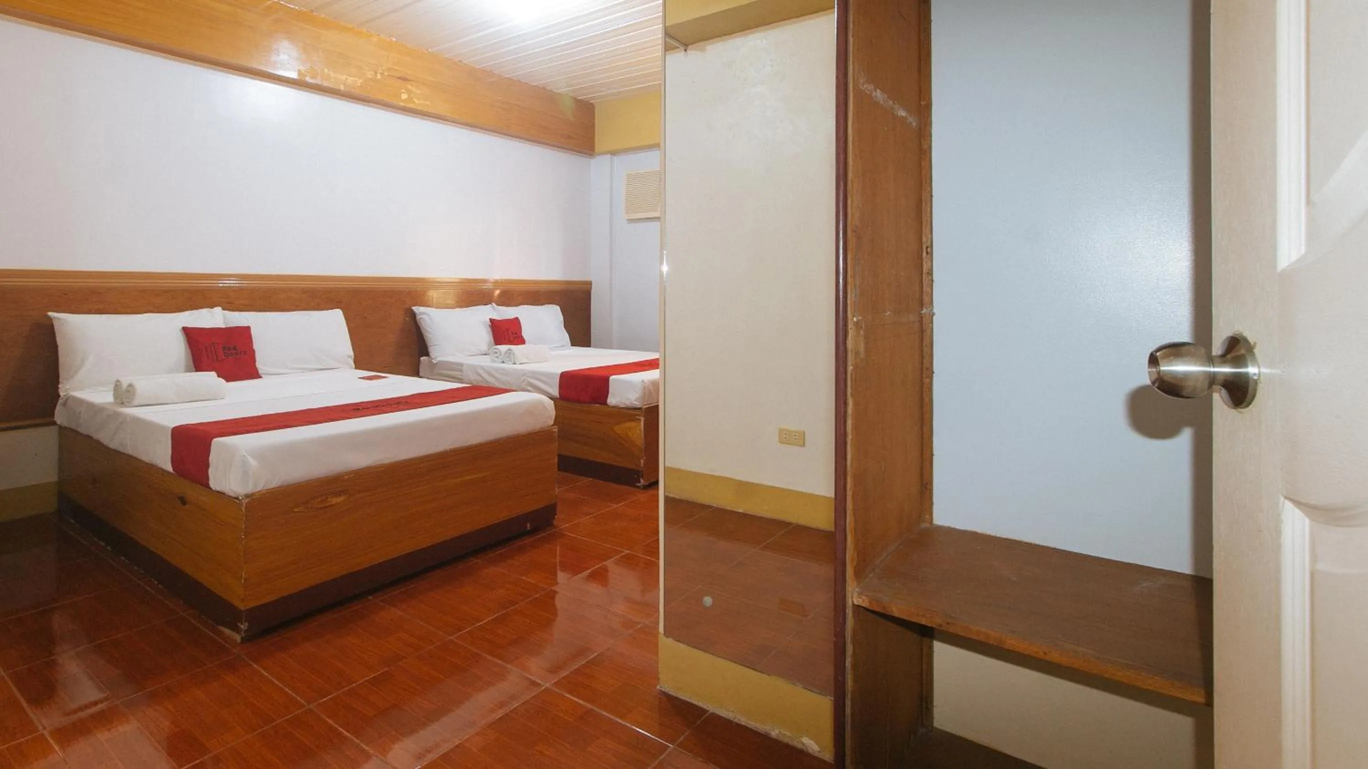 Bed in RedDoorz @ Farm Side Hotel Laoag City