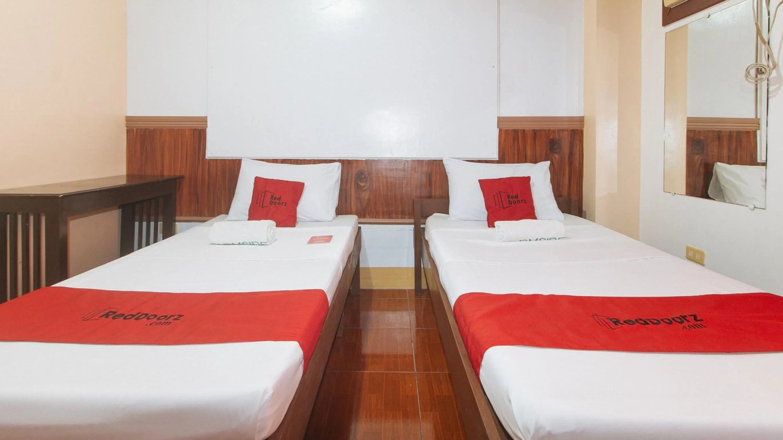 Bed in RedDoorz @ Farm Side Hotel Laoag City