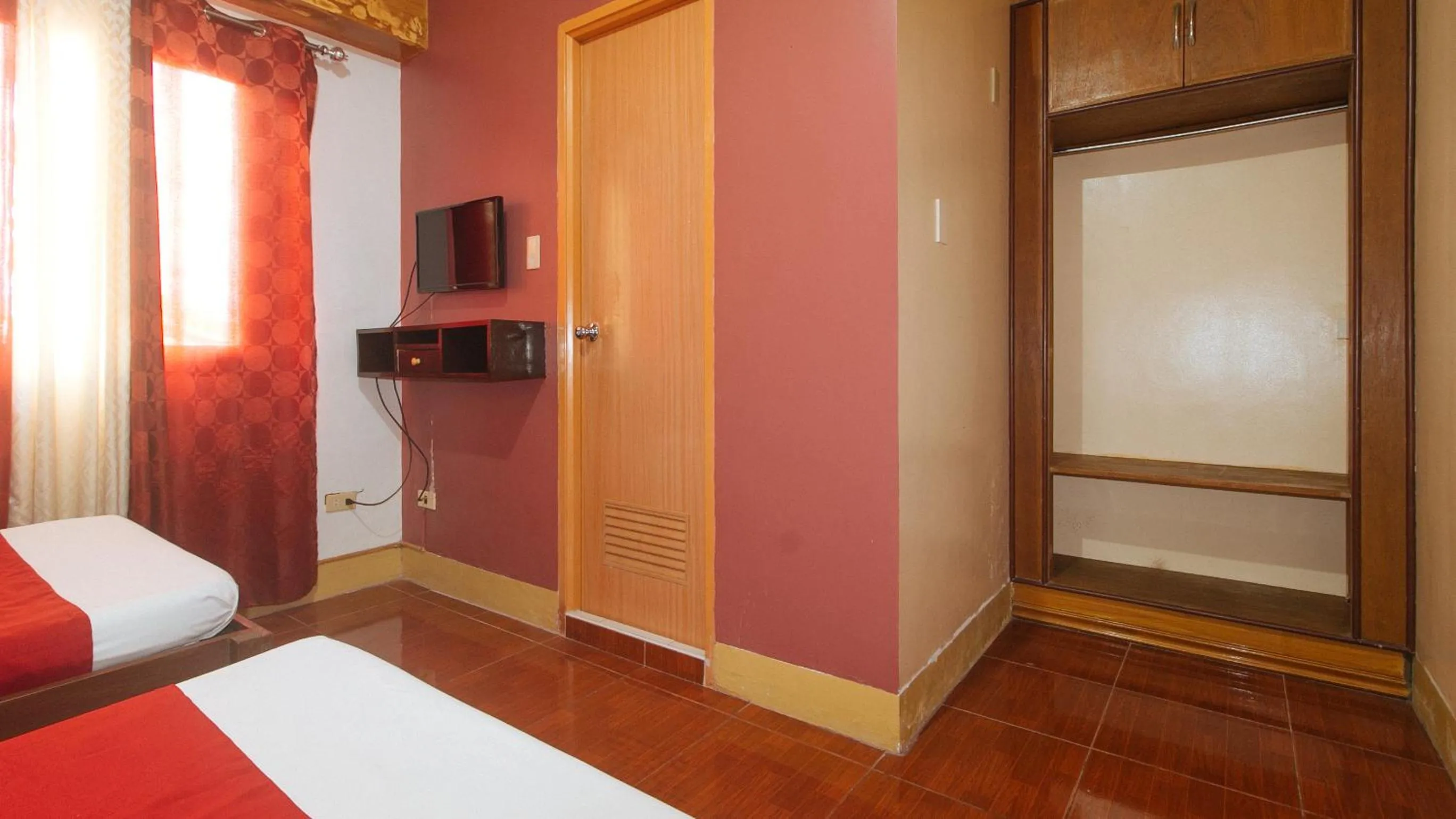 TV and multimedia, Bed in RedDoorz @ Farm Side Hotel Laoag City