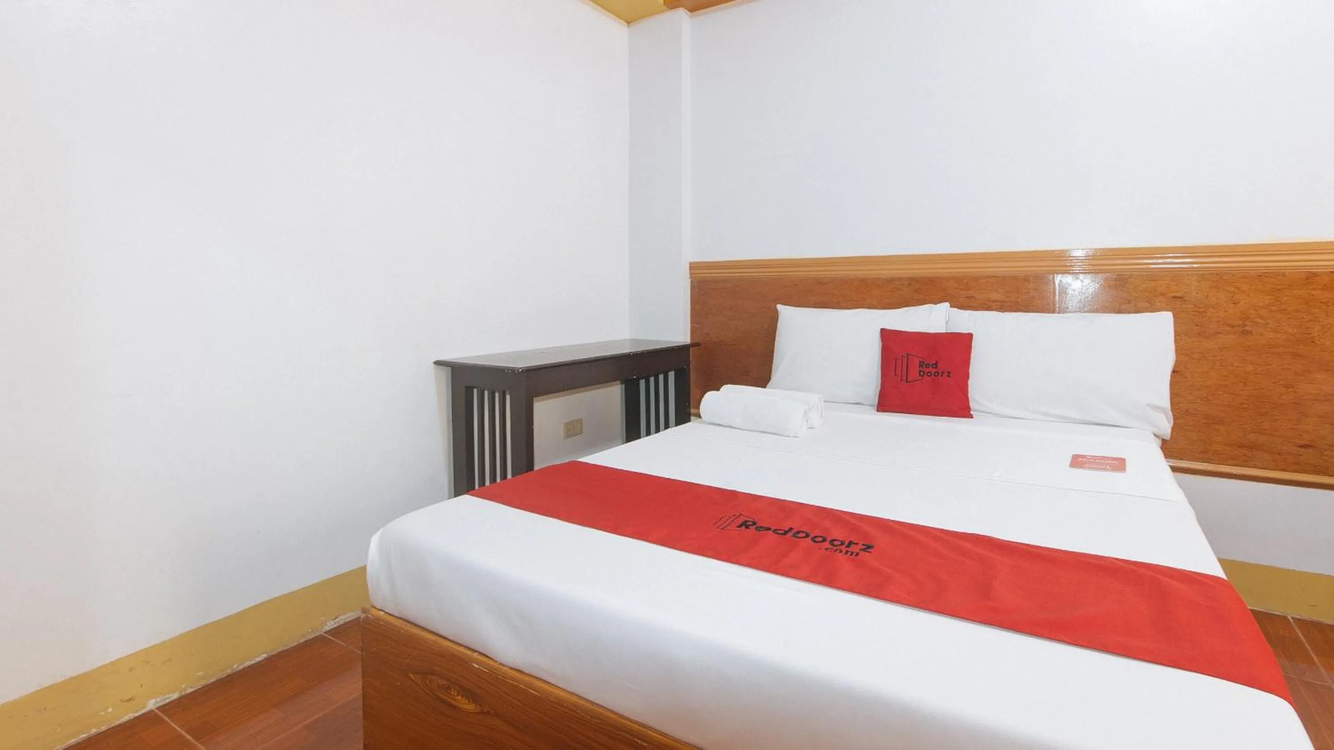 Bed in RedDoorz @ Farm Side Hotel Laoag City