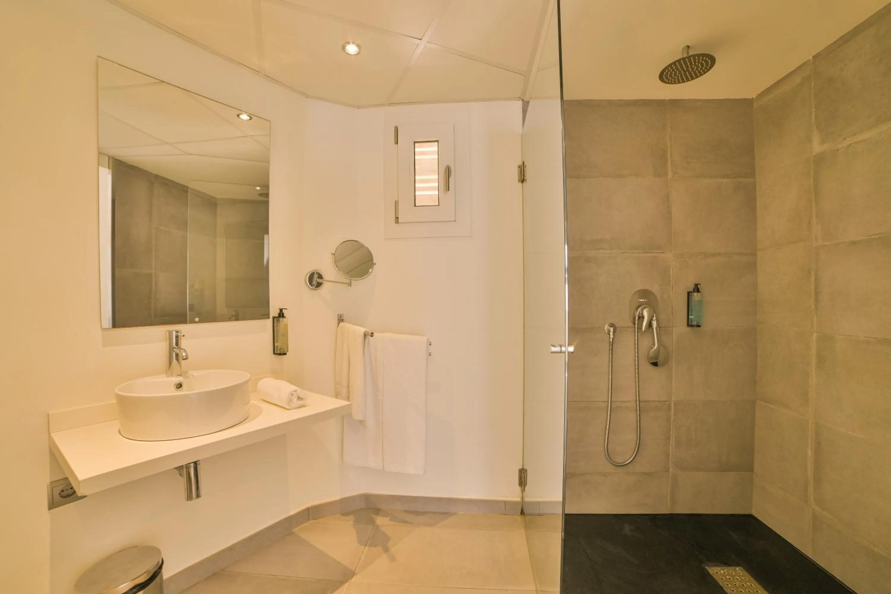 Shower in Apartamentos Azul Playa