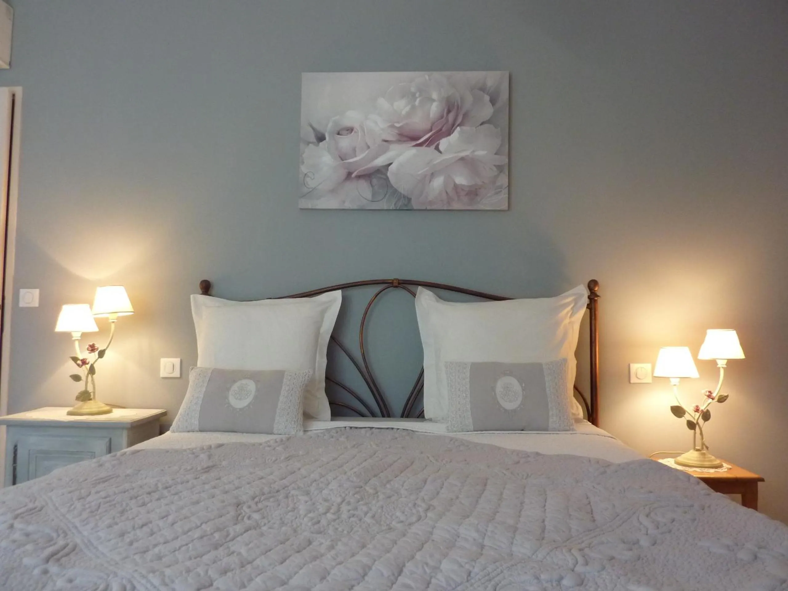 Bed in L Olivadou B&B