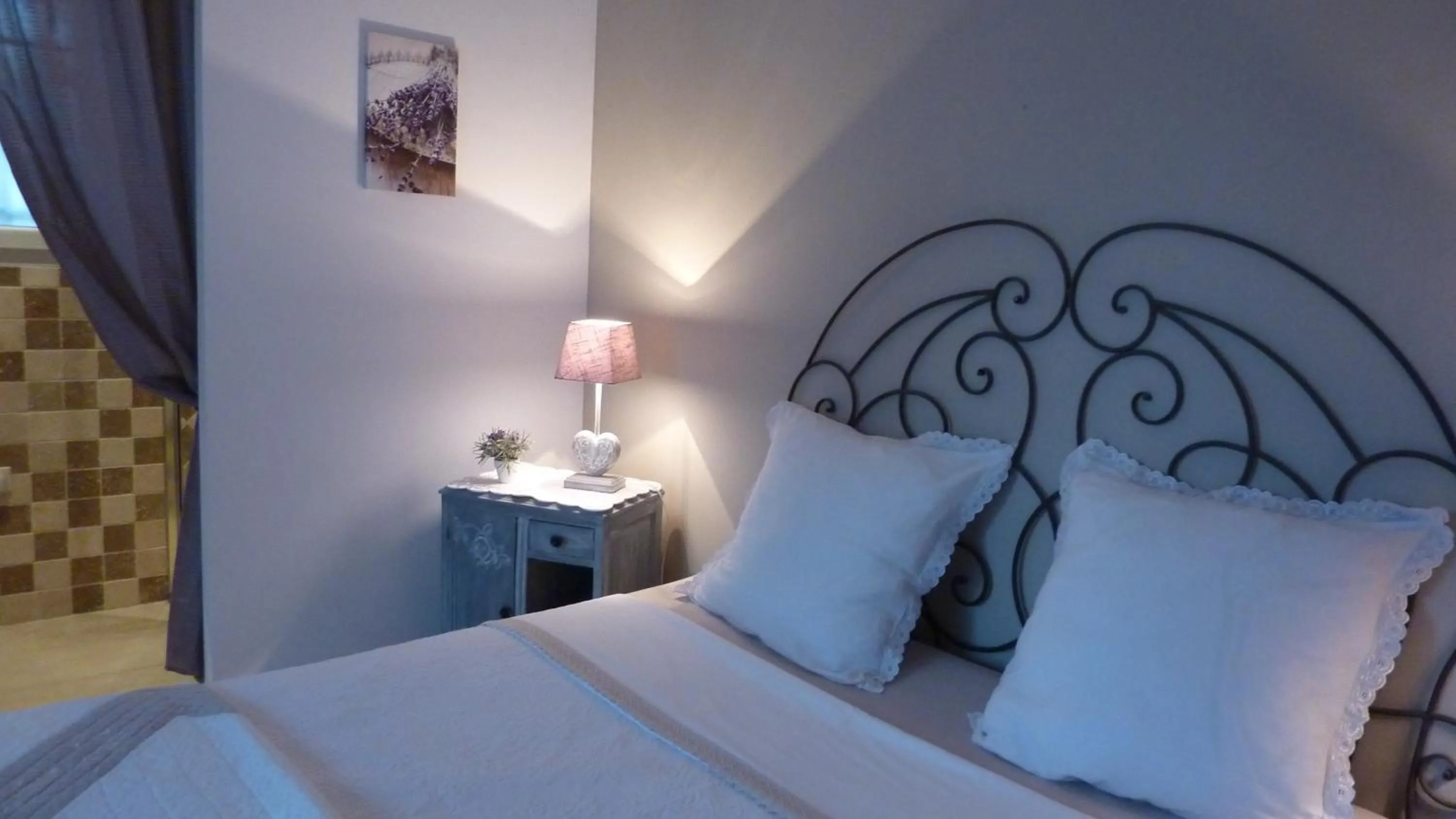 Bed in L Olivadou B&B