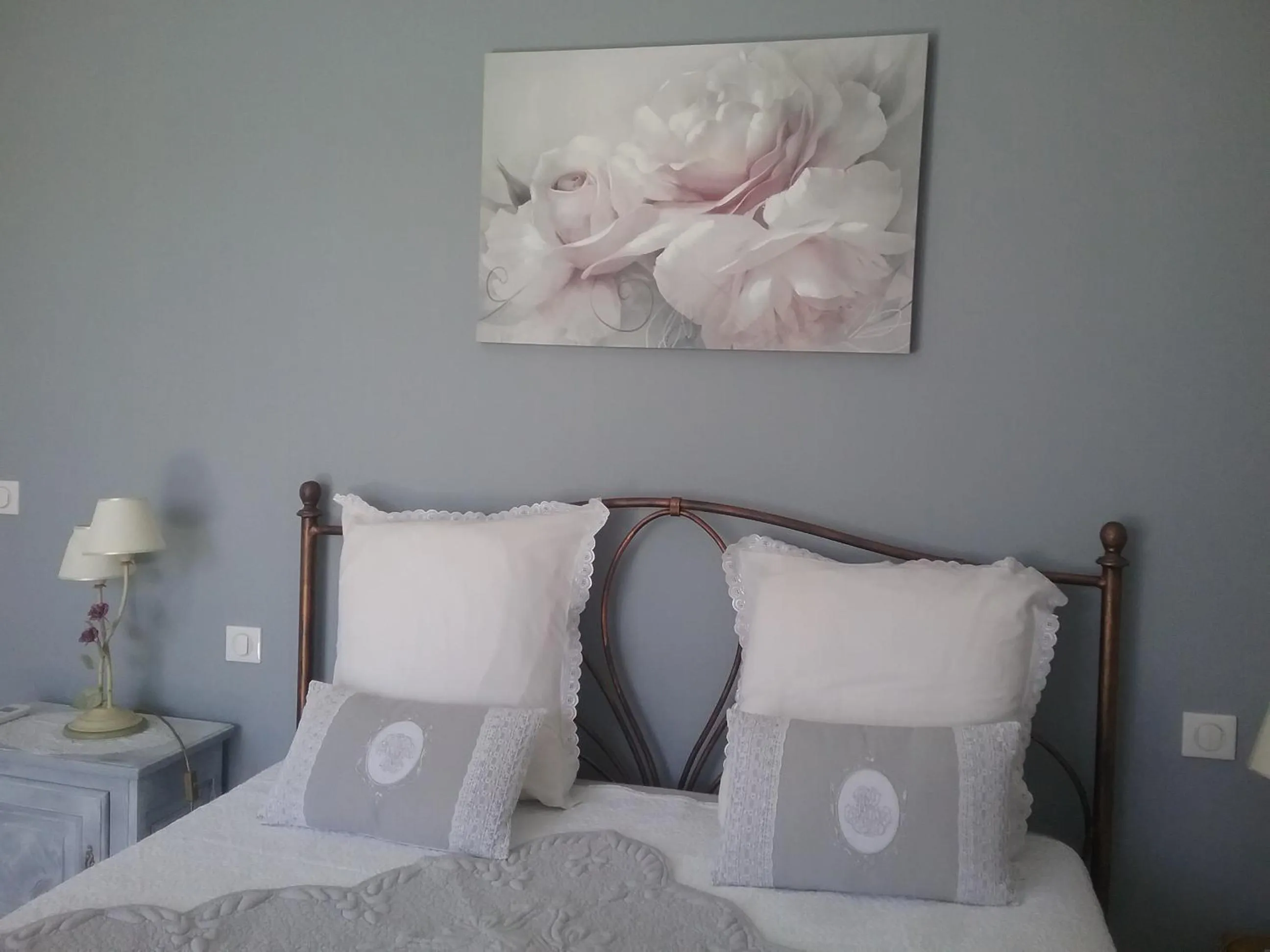 Bed in L Olivadou B&B