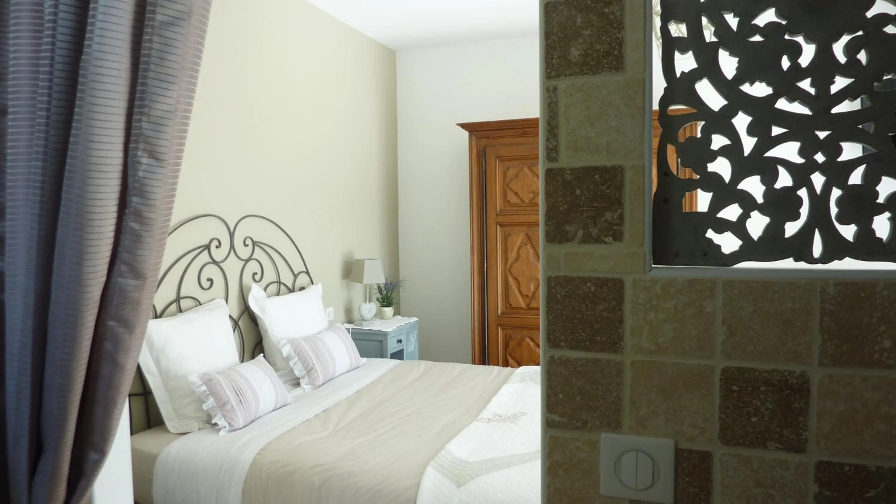 Bed in L Olivadou B&B