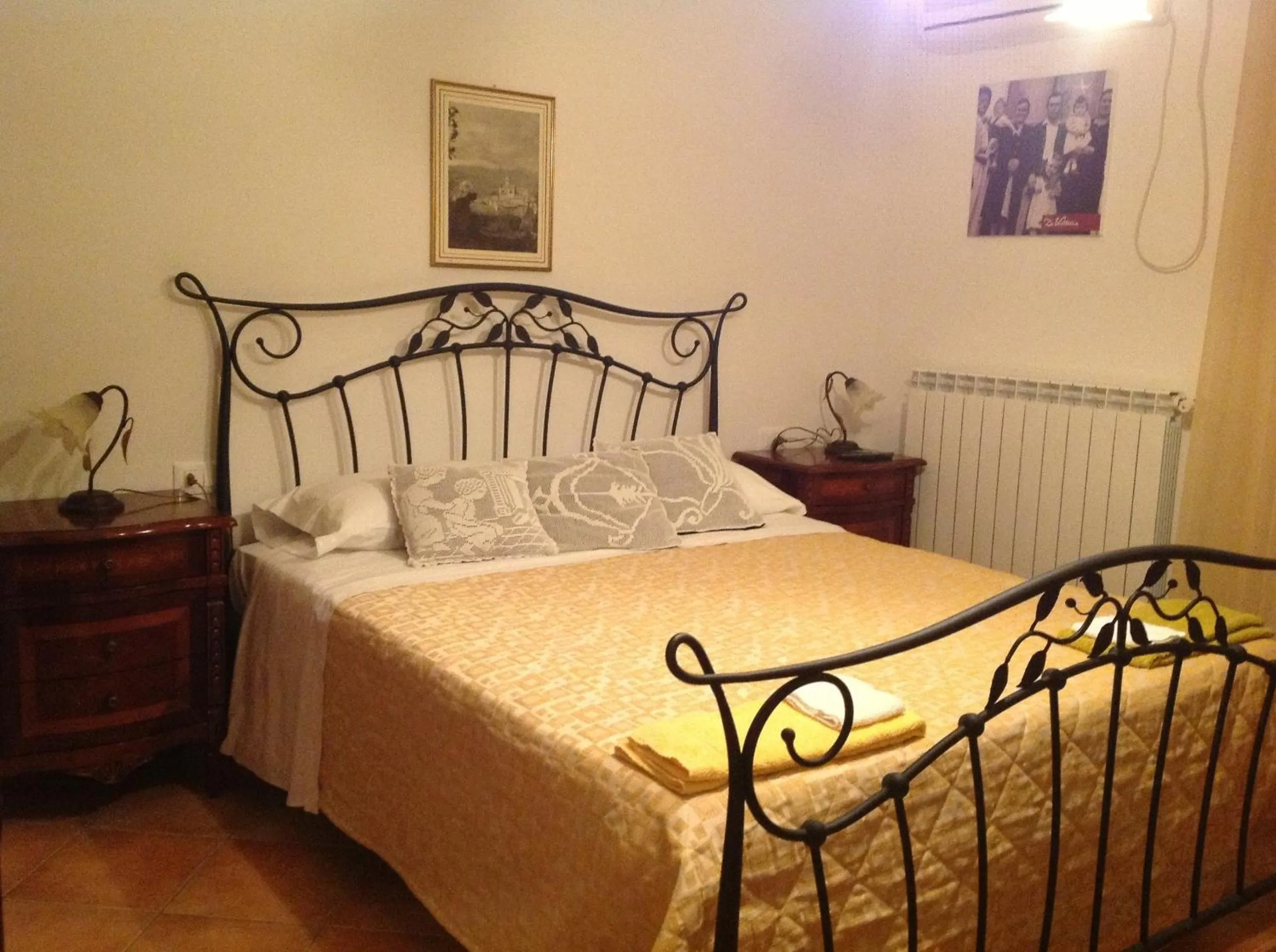 Bedroom, Bed in B&B "Za' Vittoria"#lagodibomba
