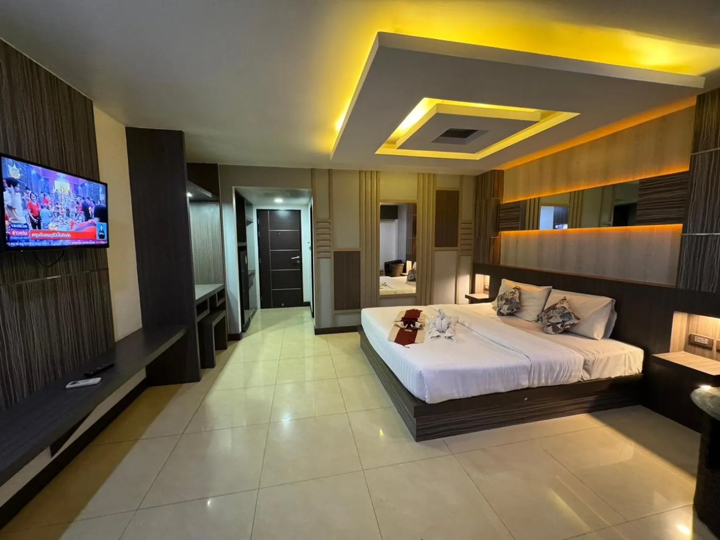 Photo of the whole room, Bed in MrMac's Place