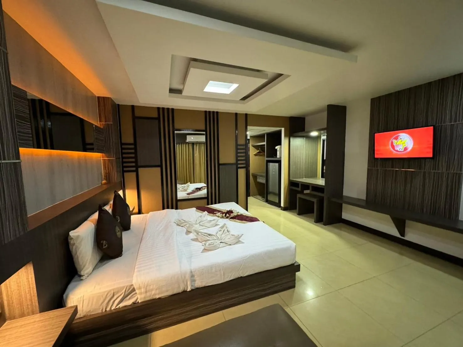 Photo of the whole room, Bed in MrMac's Place