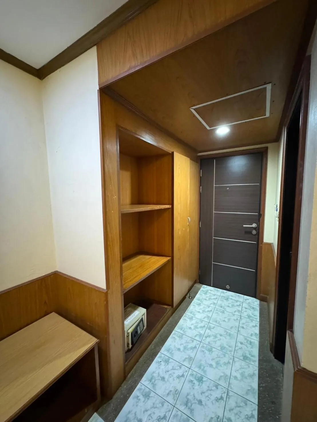 wardrobe, Bed in MrMac's Place