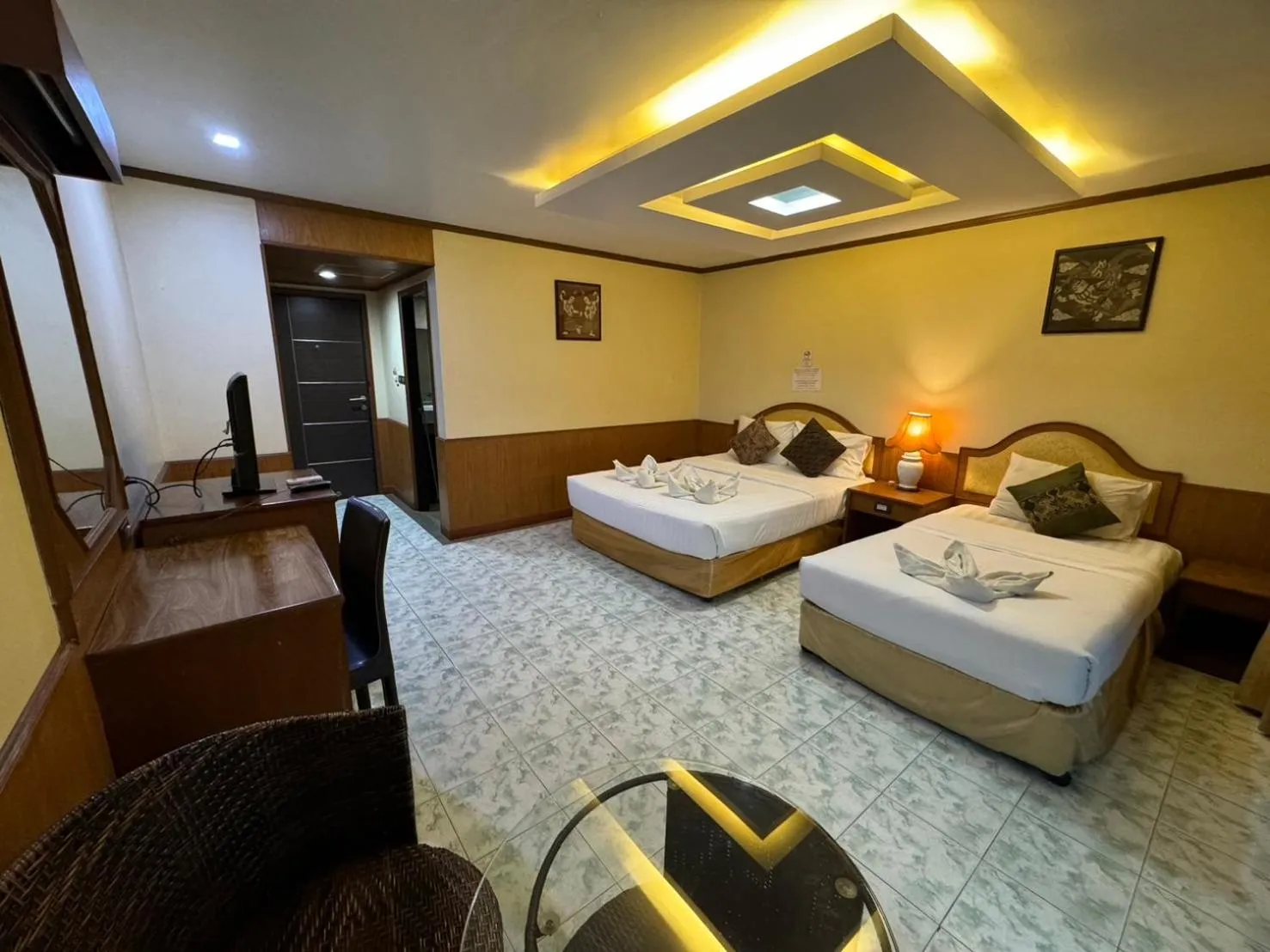 Photo of the whole room, Bed in MrMac's Place