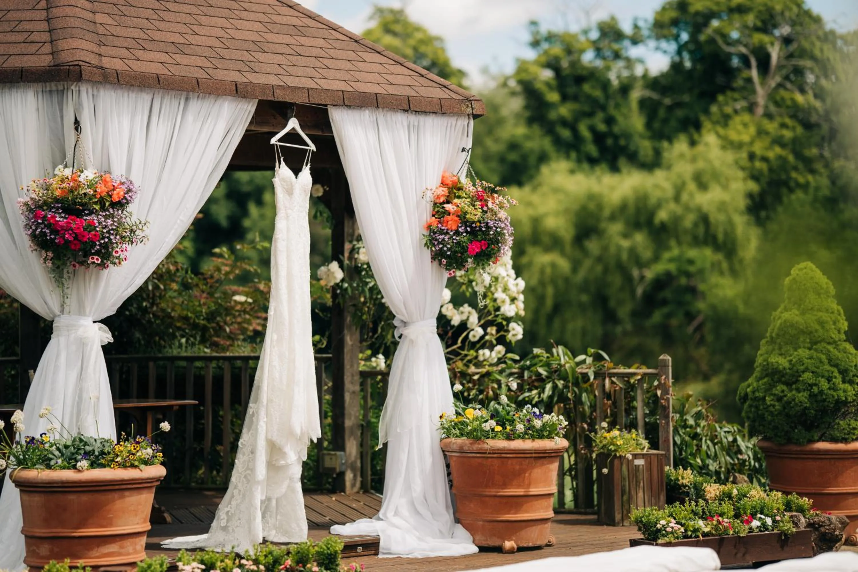 wedding in Inn On The Lake