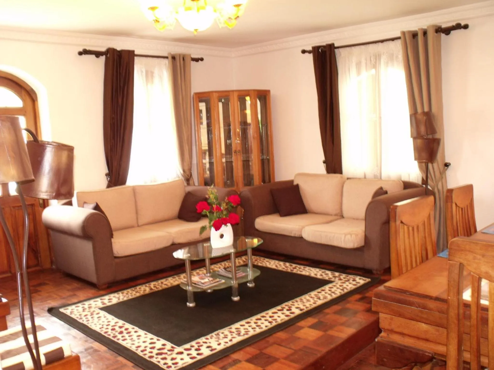 Communal lounge/ TV room in Iarimbato Hotel