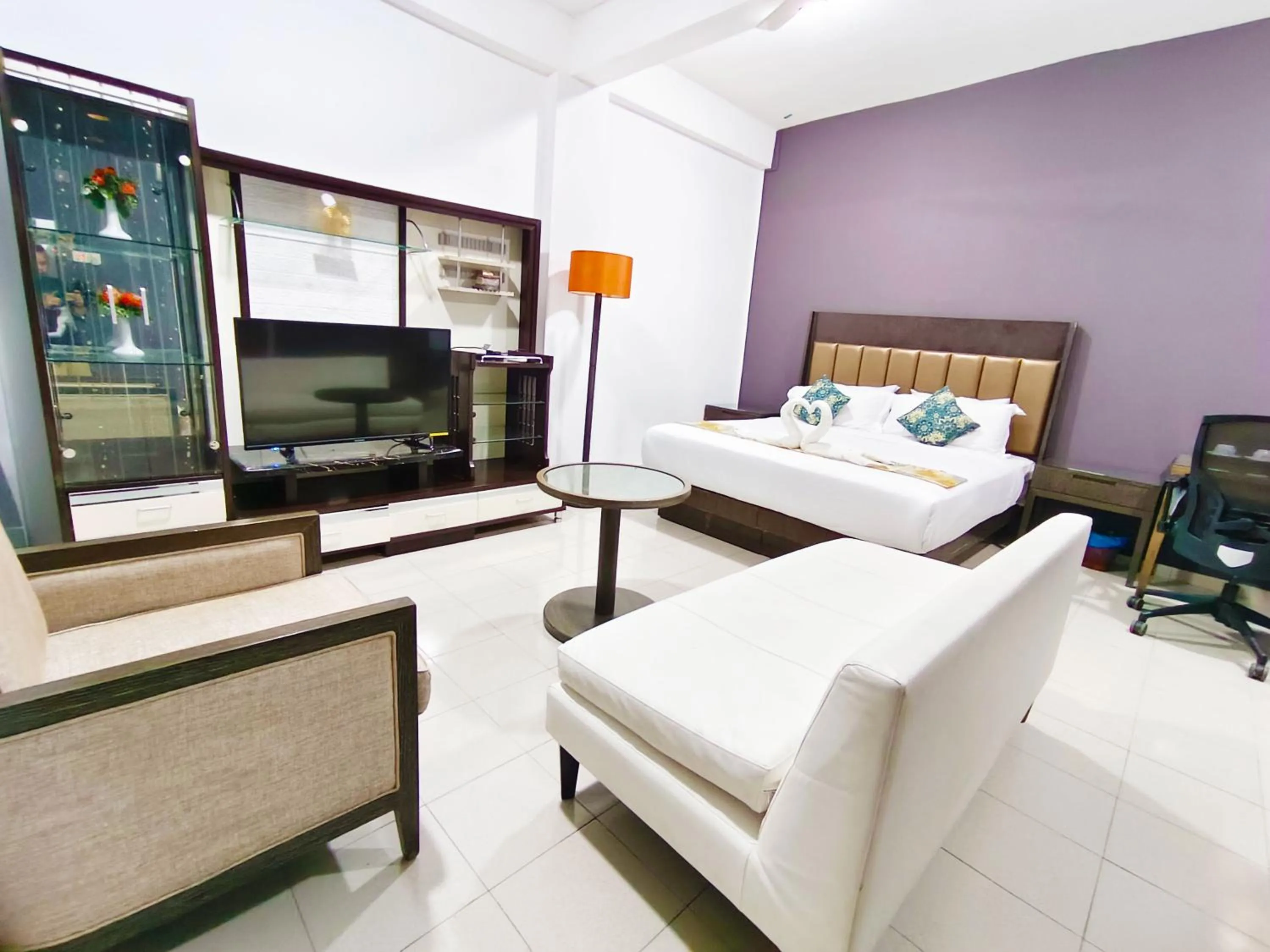 Bed in Salaam Suites Hotel