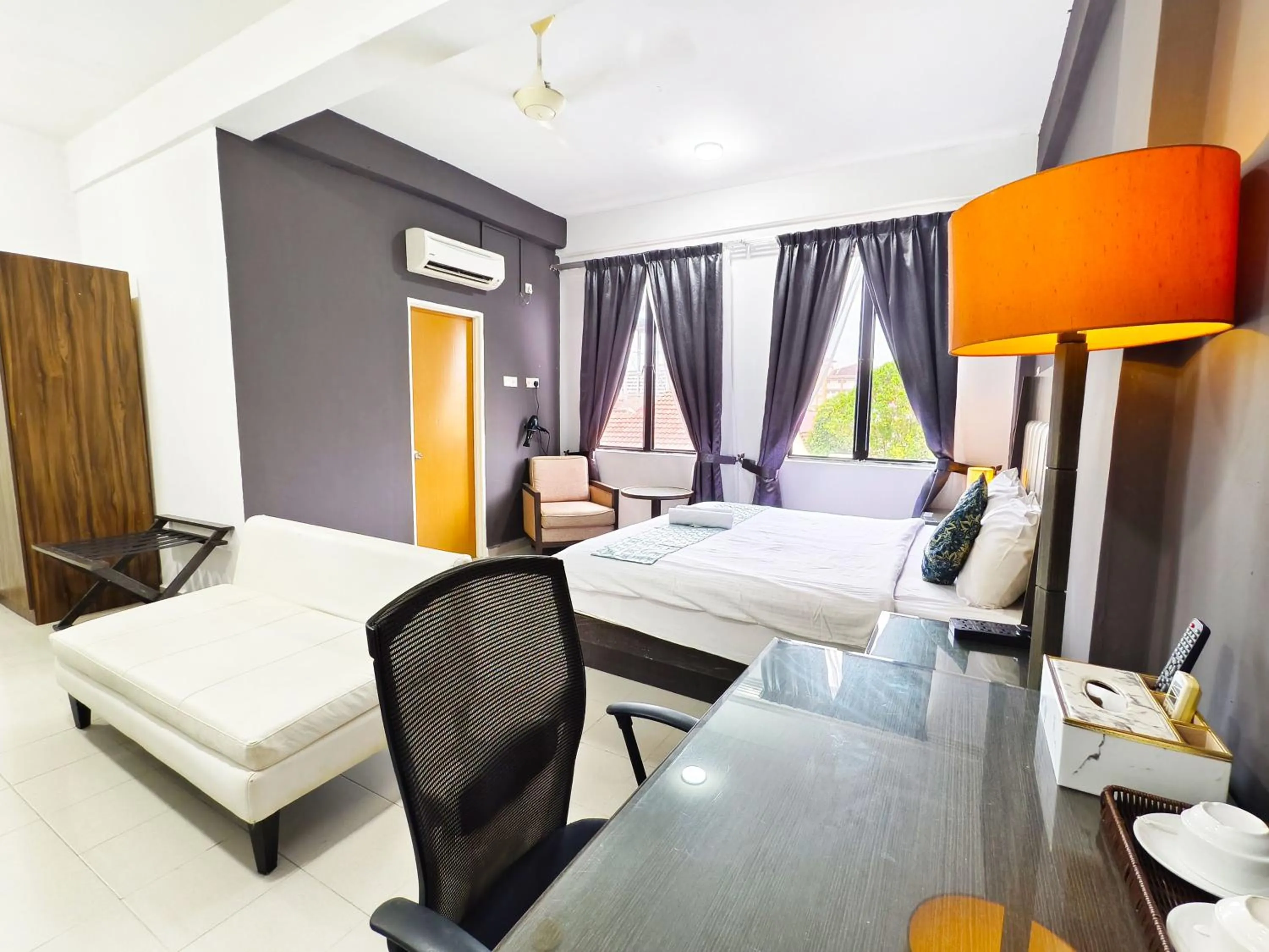 Bedroom, Bed in Salaam Suites Hotel