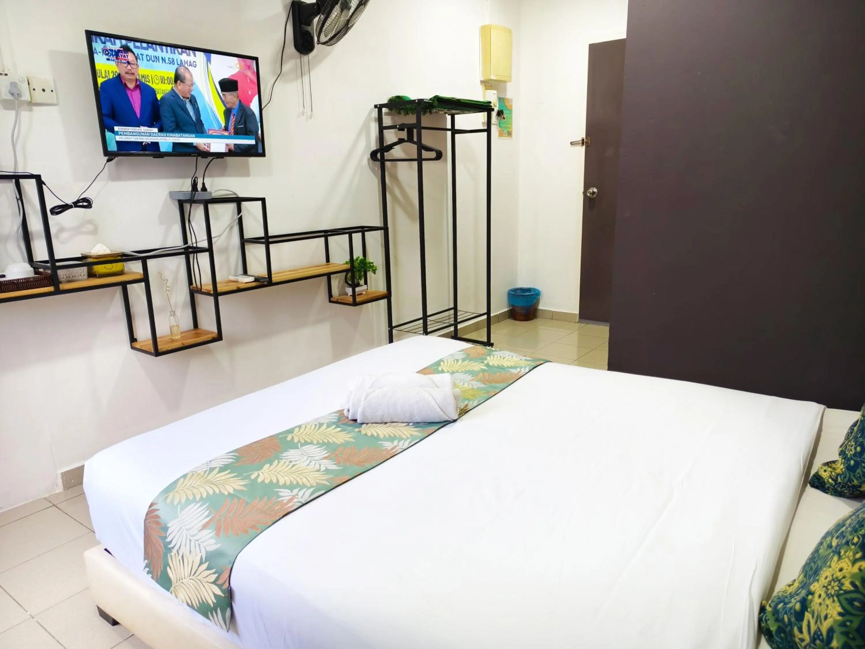 Bedroom, Bed in Salaam Suites Hotel