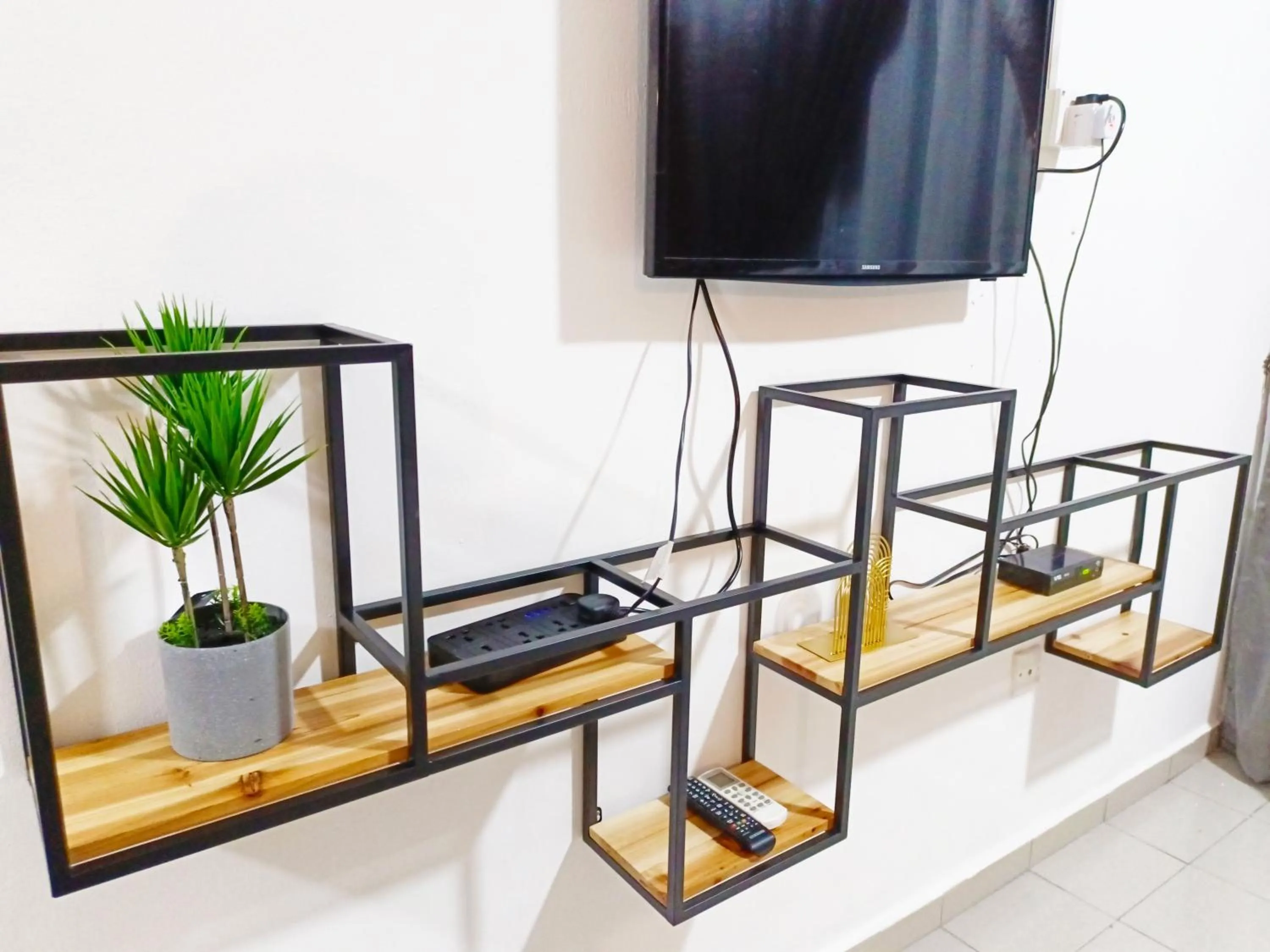 TV and multimedia in Salaam Suites Hotel