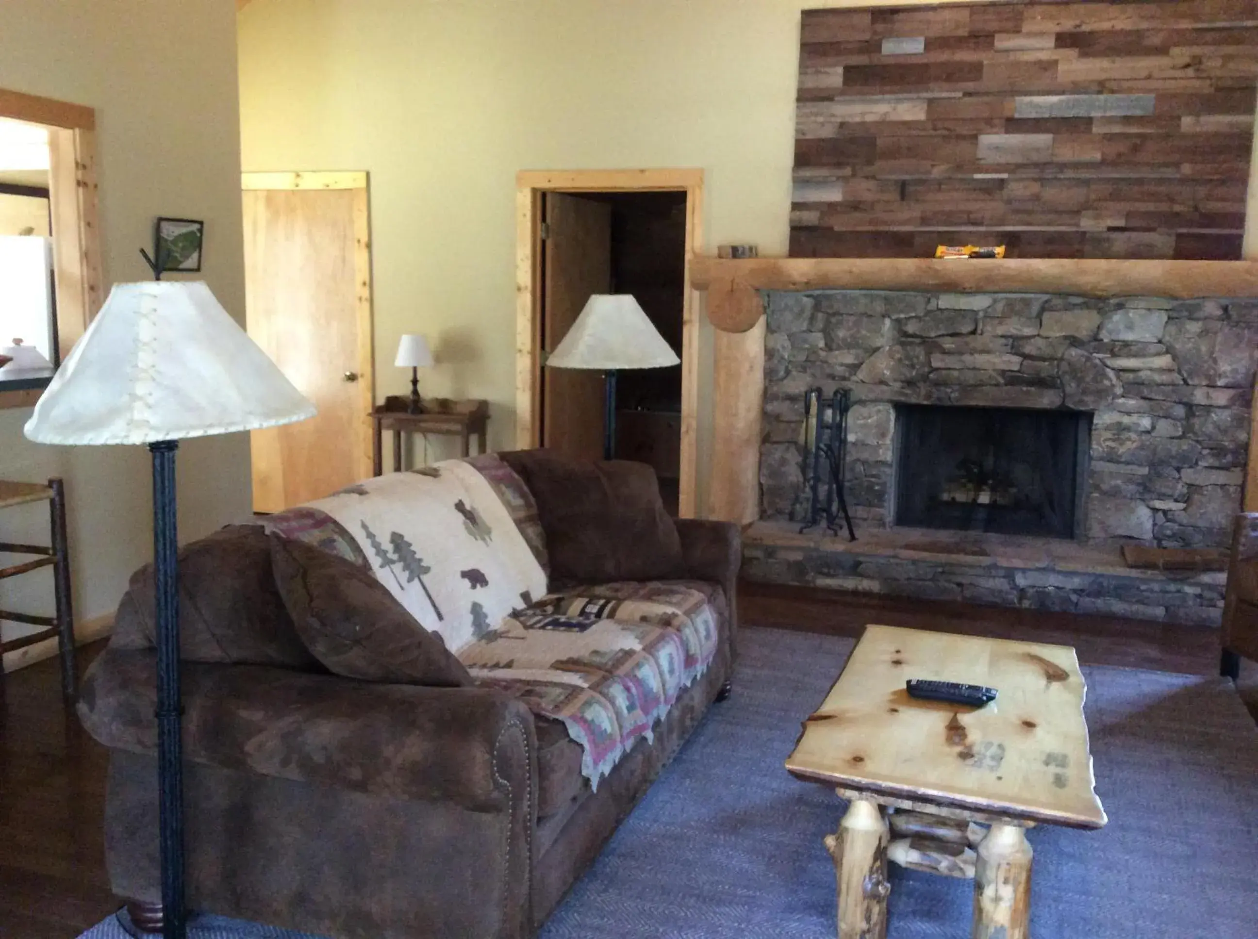 Luxury One-Bedroom Cabin with Kitchen in Dancing Bear Lodge Luxury One-Bedroom Cabin with Kitchen in Dancing Bear Lodge