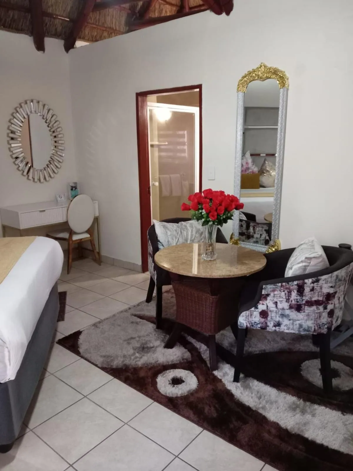 Seating area, Bed in Ecotel Midrand