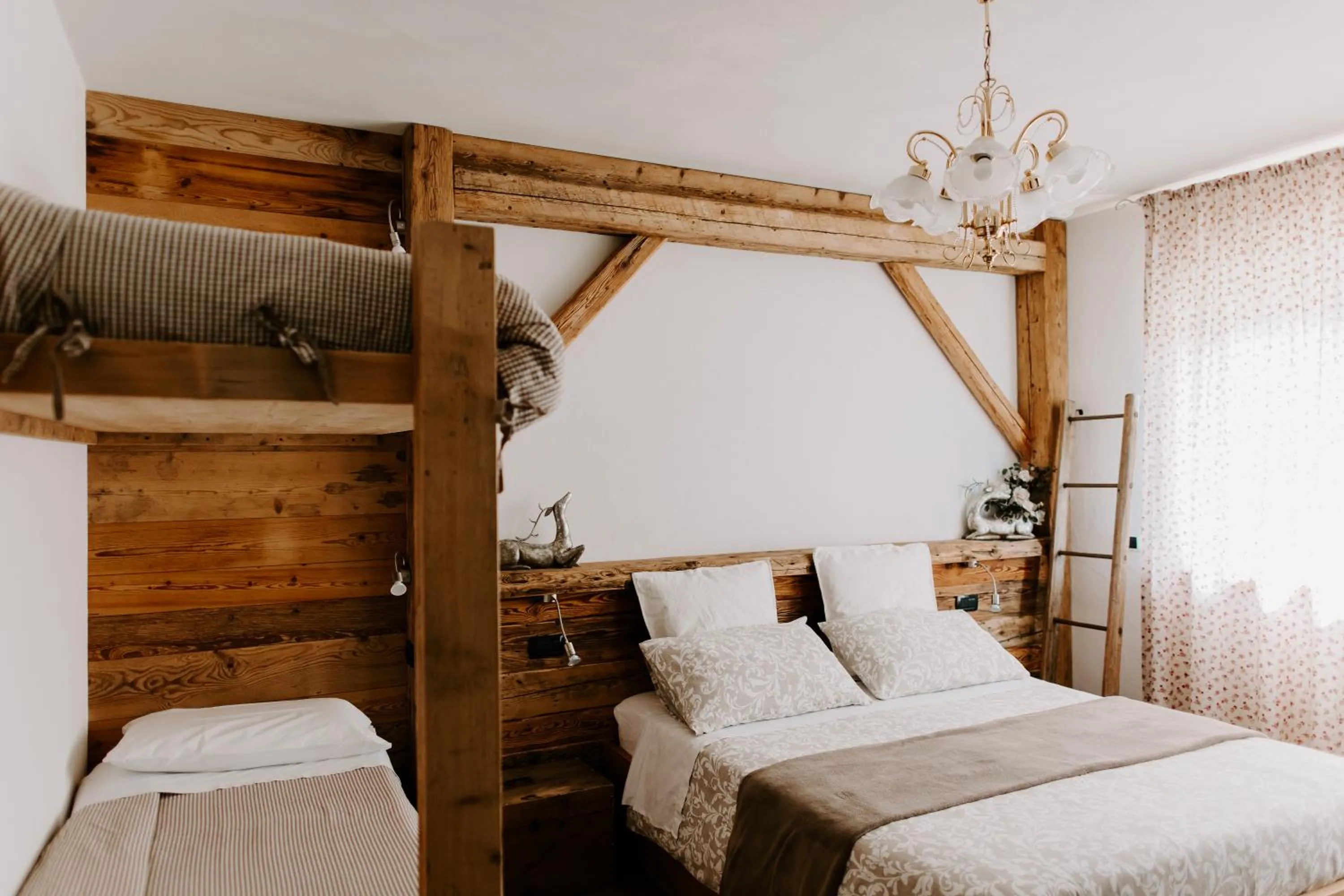 Bedroom, Bed in Fra Rose e Mughi