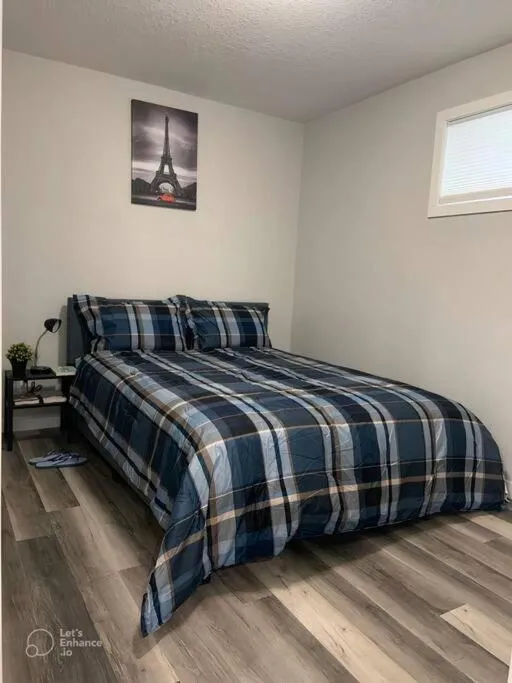 Guest Suite in Regina - Queen Bed