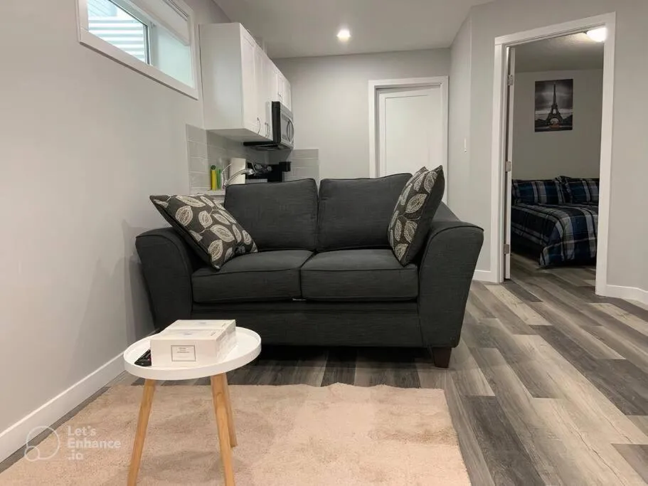 Guest Suite in Regina - Queen Bed