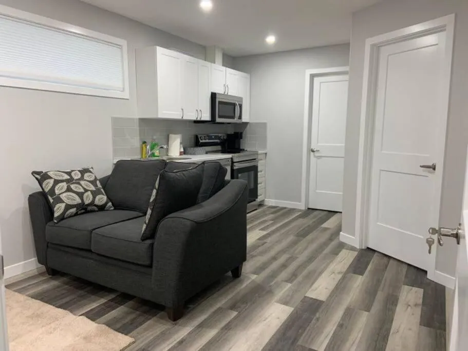 Guest Suite in Regina - Queen Bed