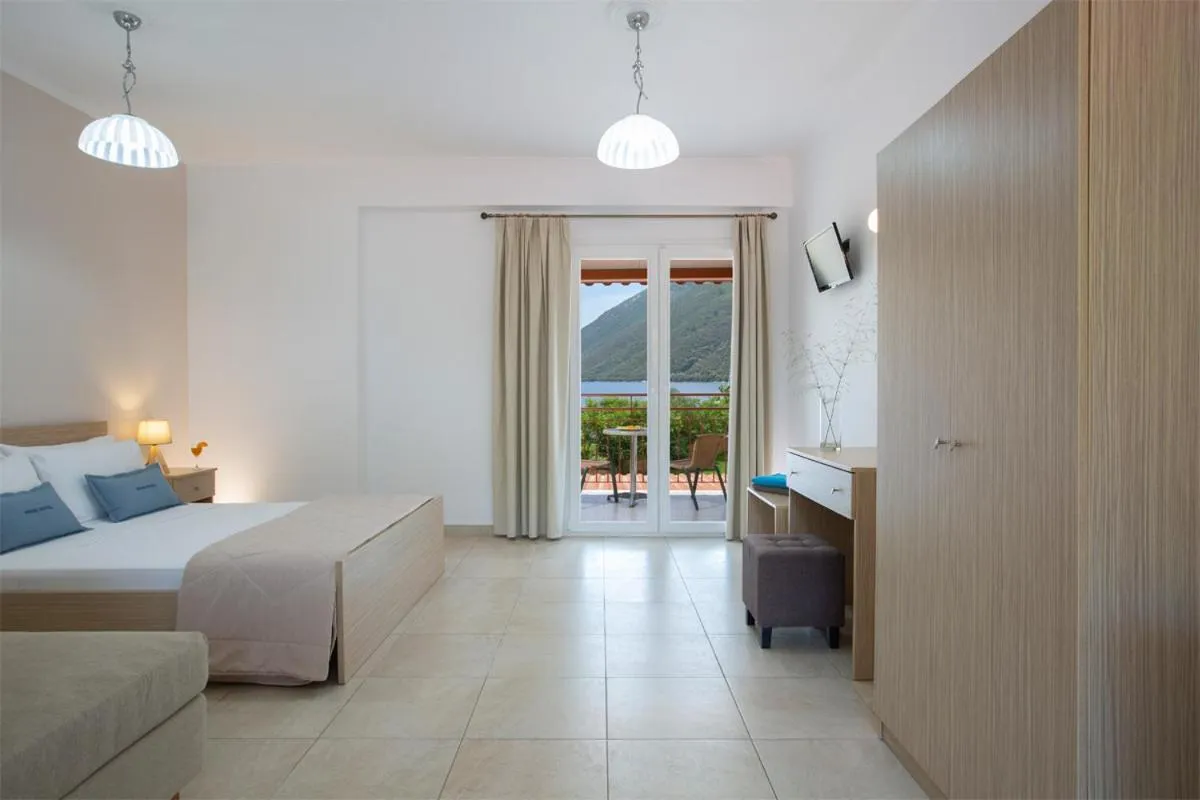 TV and multimedia, Bed in Menes Hotel