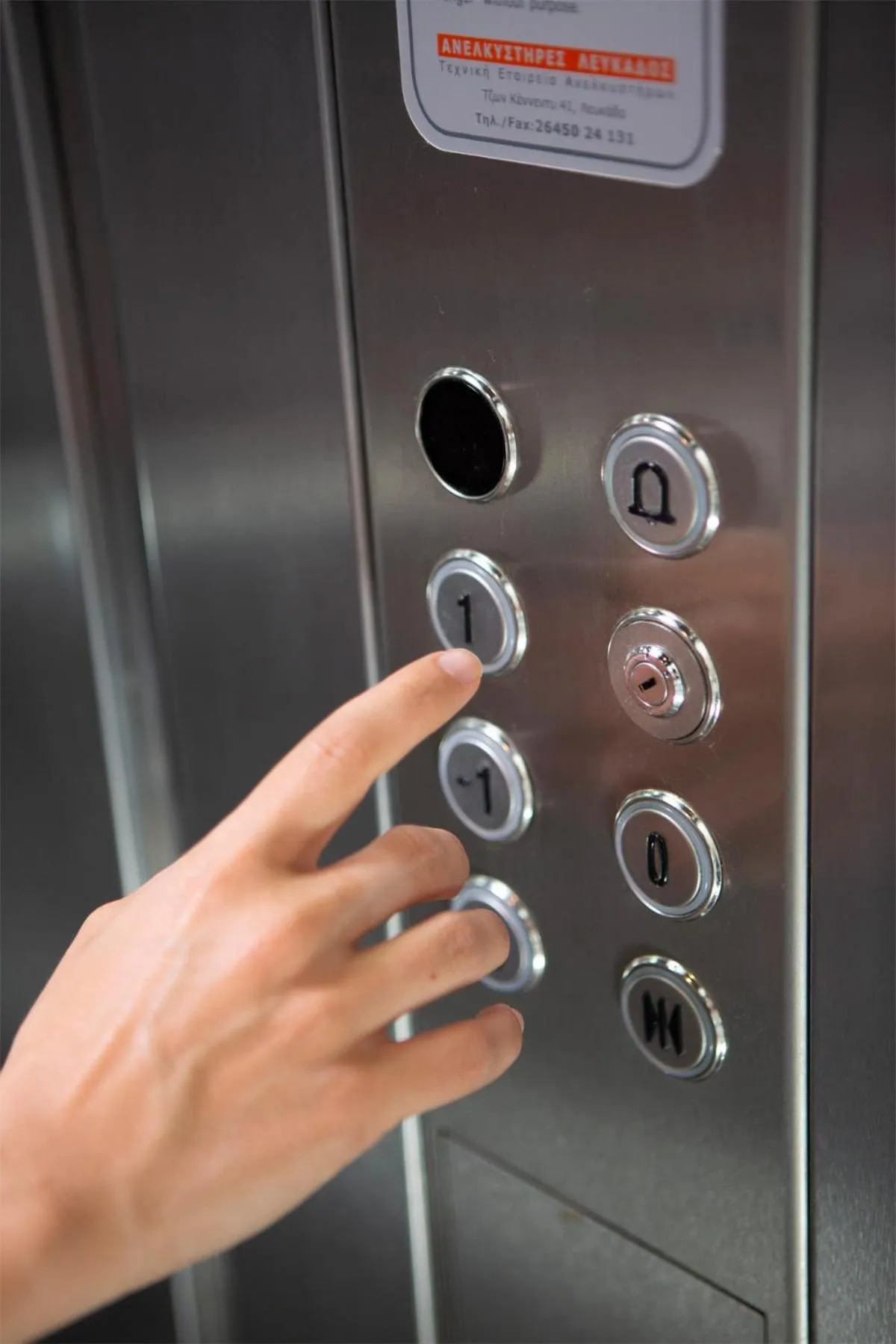 elevator in Menes Hotel