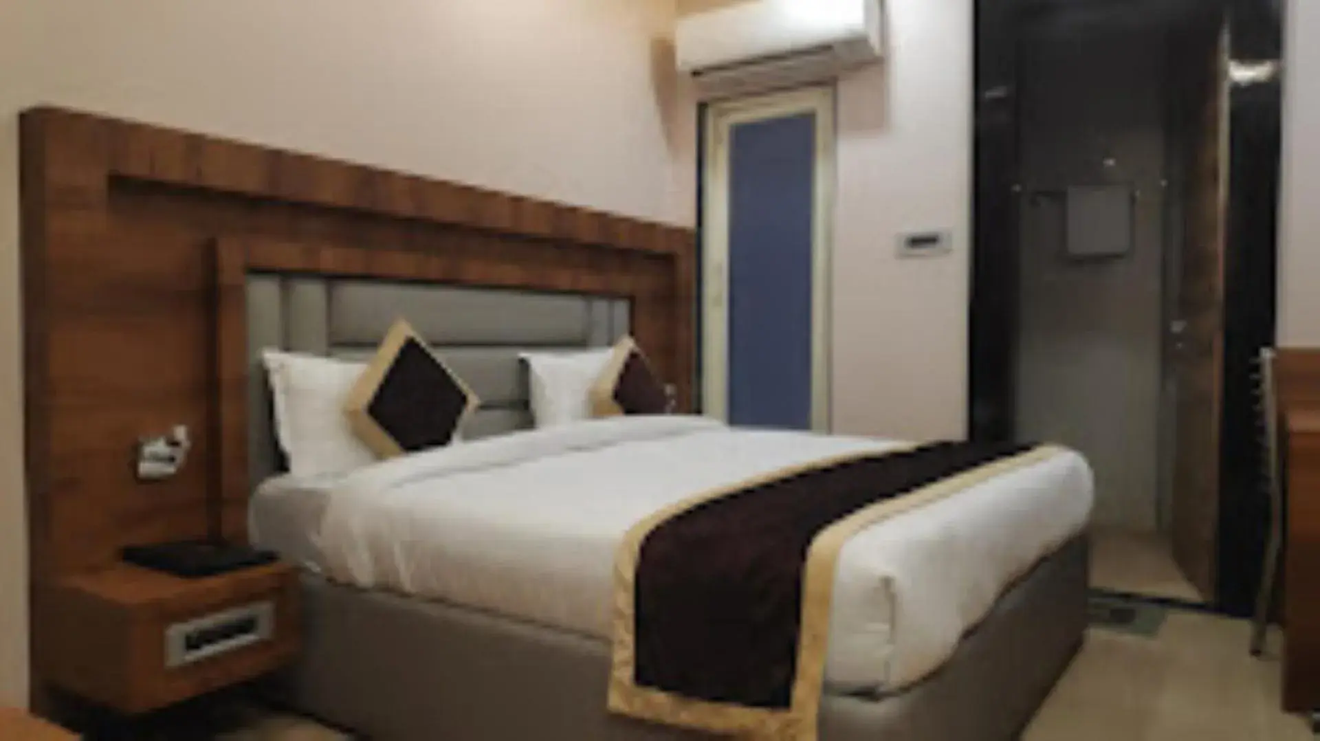 Bed in Shree Dev Villa Hotel Kanpur Bed in Shree Dev Villa Hotel Kanpur