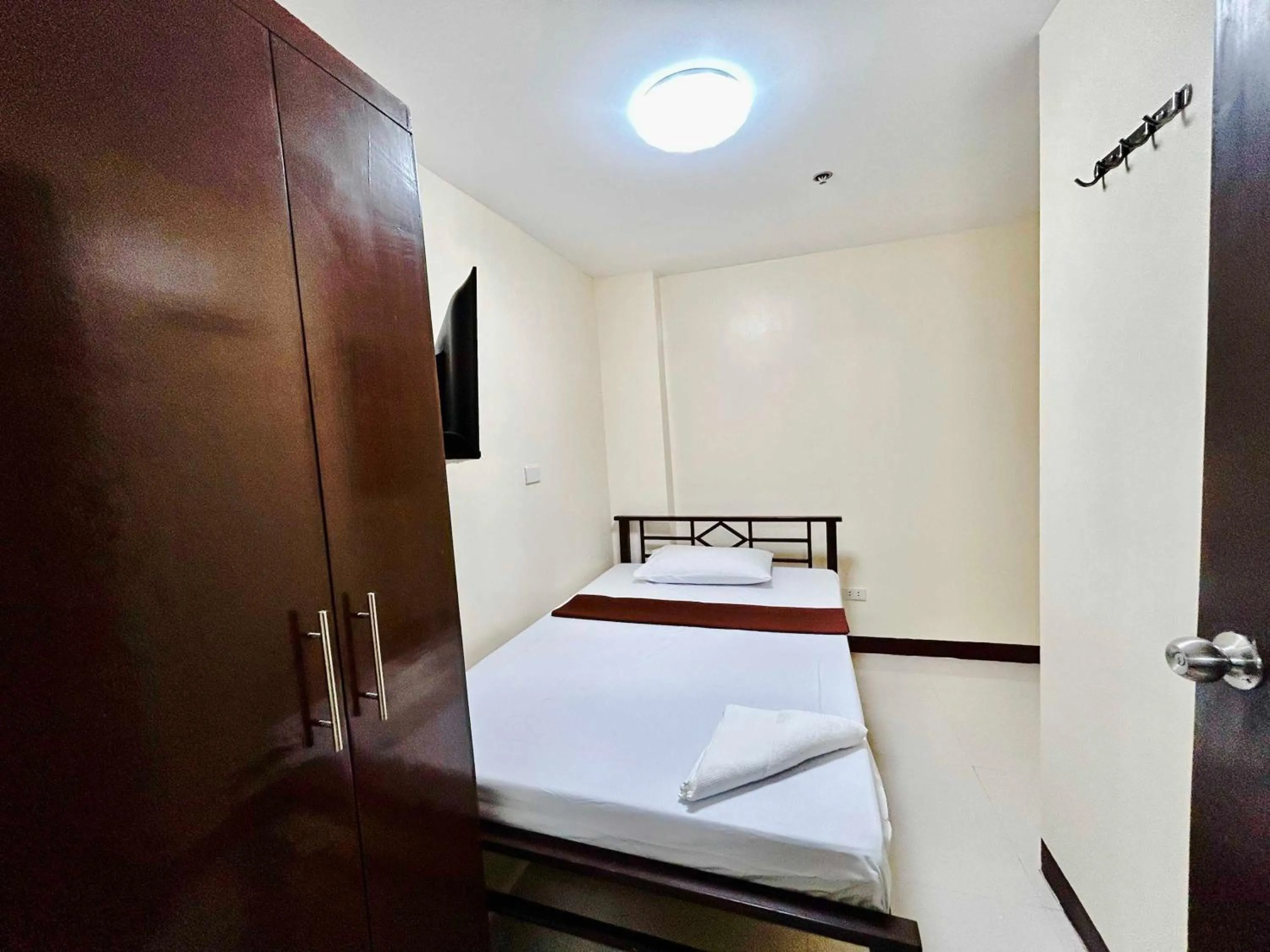 Bathroom, Bed in OYO 1045 Rayjan Apartelle