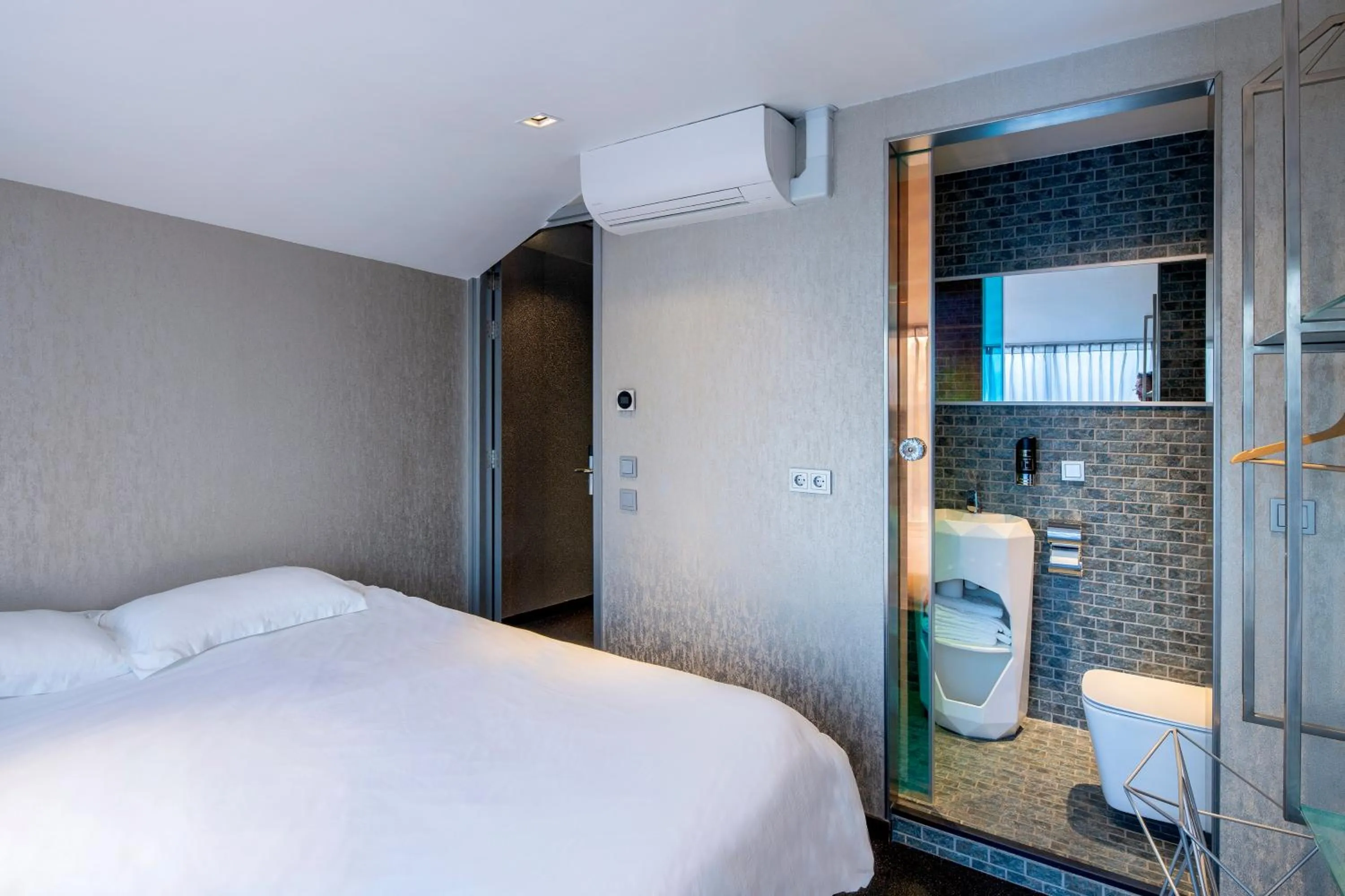 Bathroom, Bed in Diamond Capsule Hotel Amsterdam South