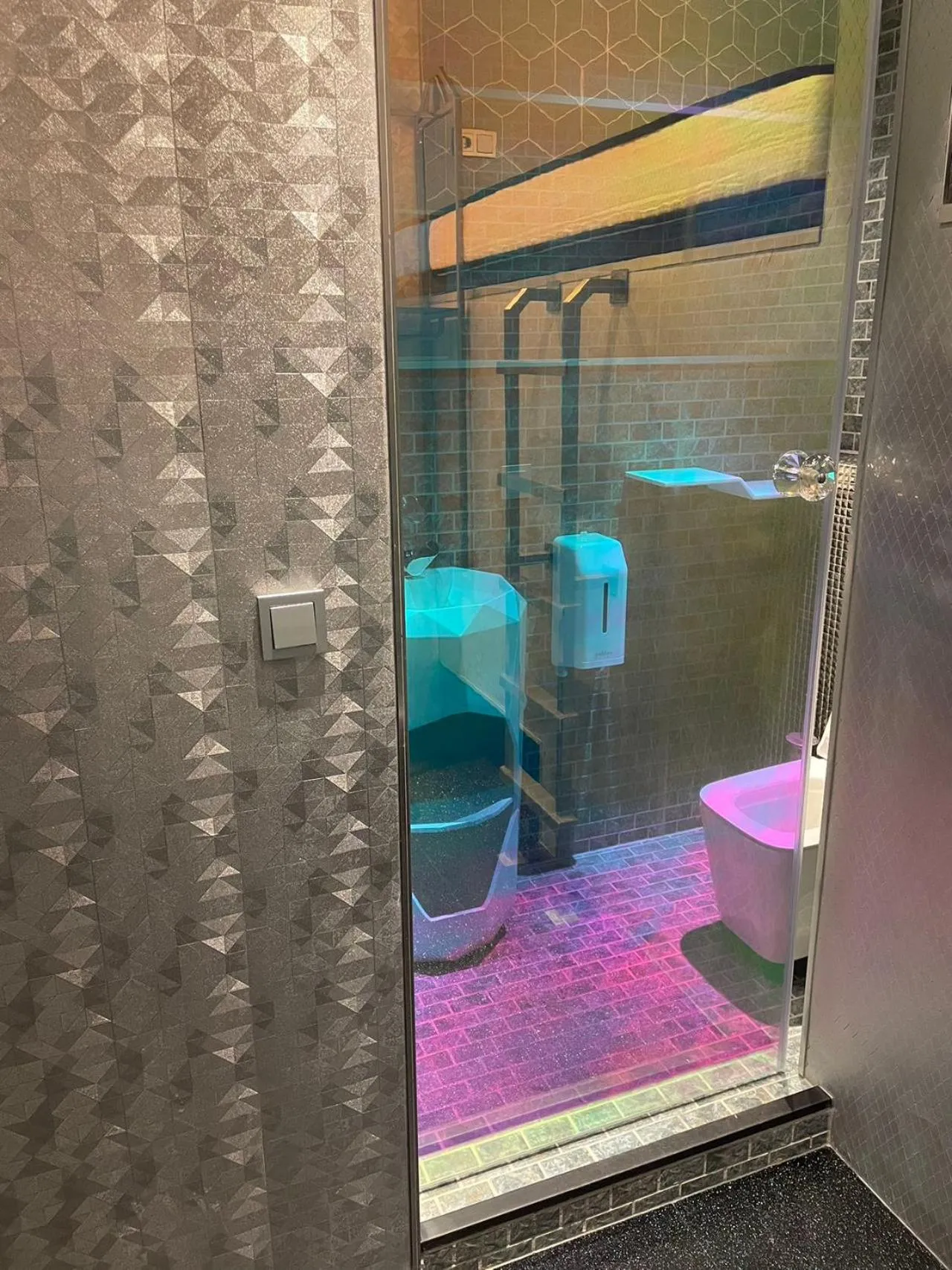 Shower in Diamond Capsule Hotel Amsterdam South
