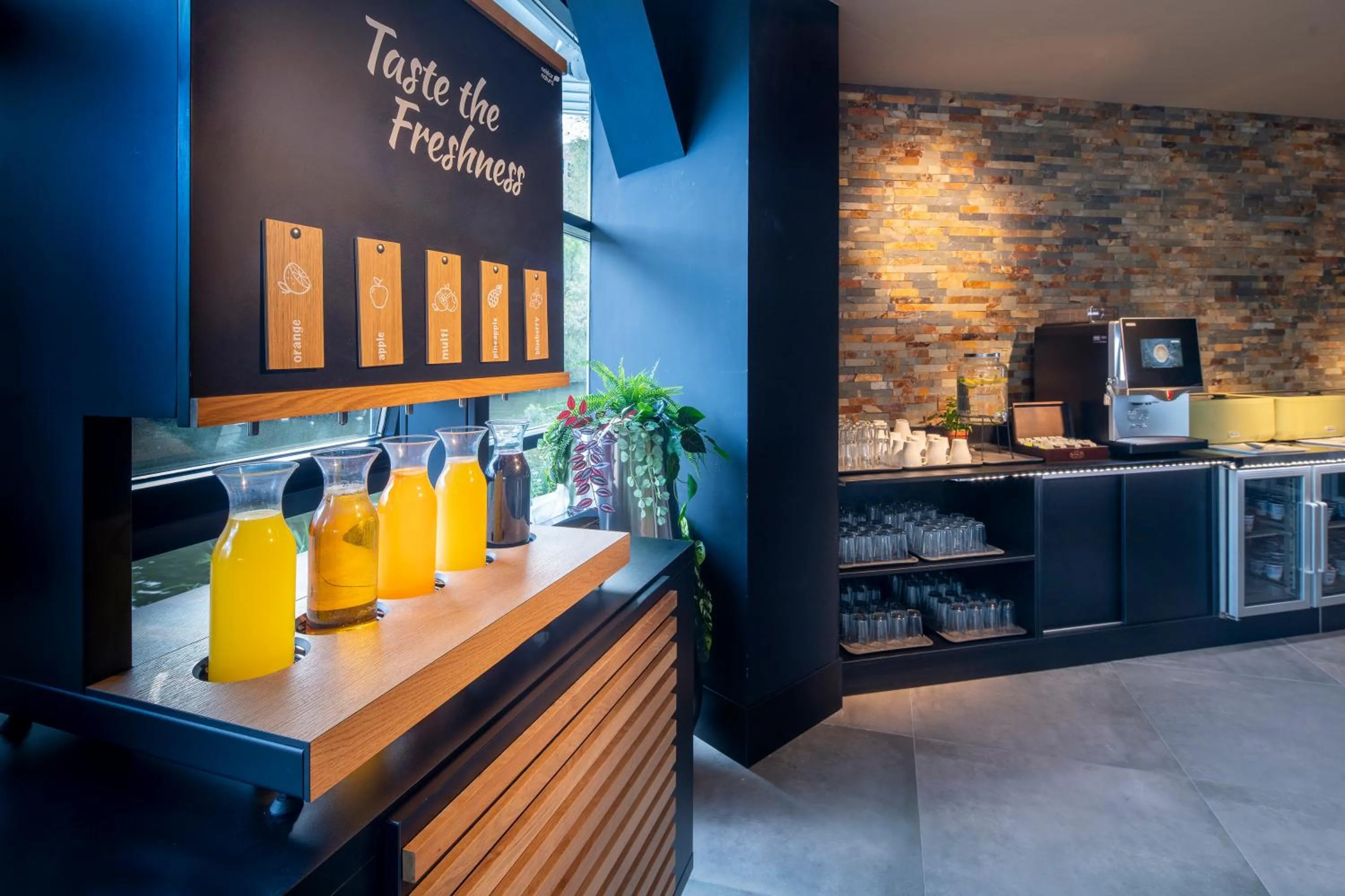 Restaurant/places to eat in Diamond Capsule Hotel Amsterdam South