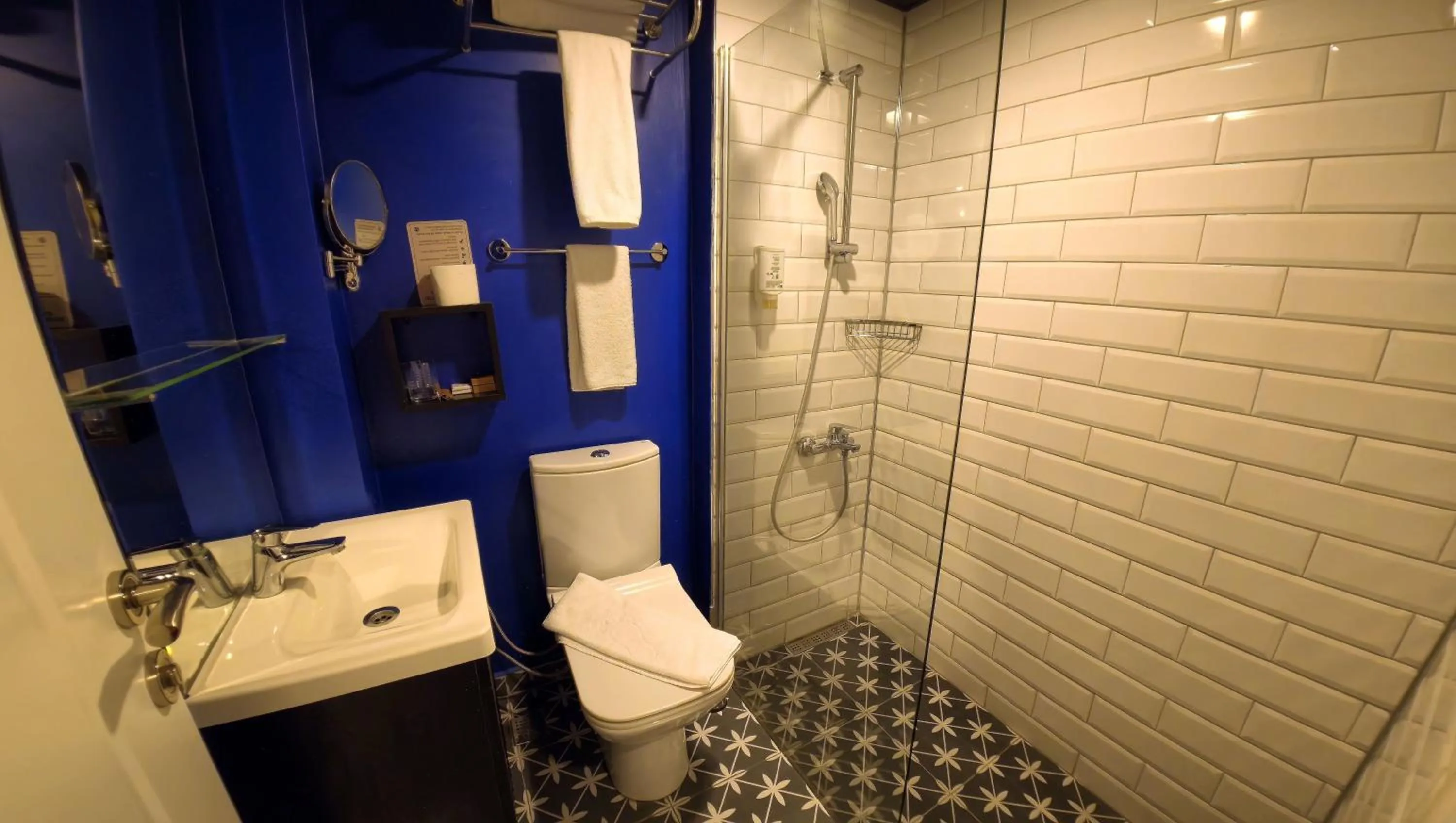 Shower in THINK HOTEL