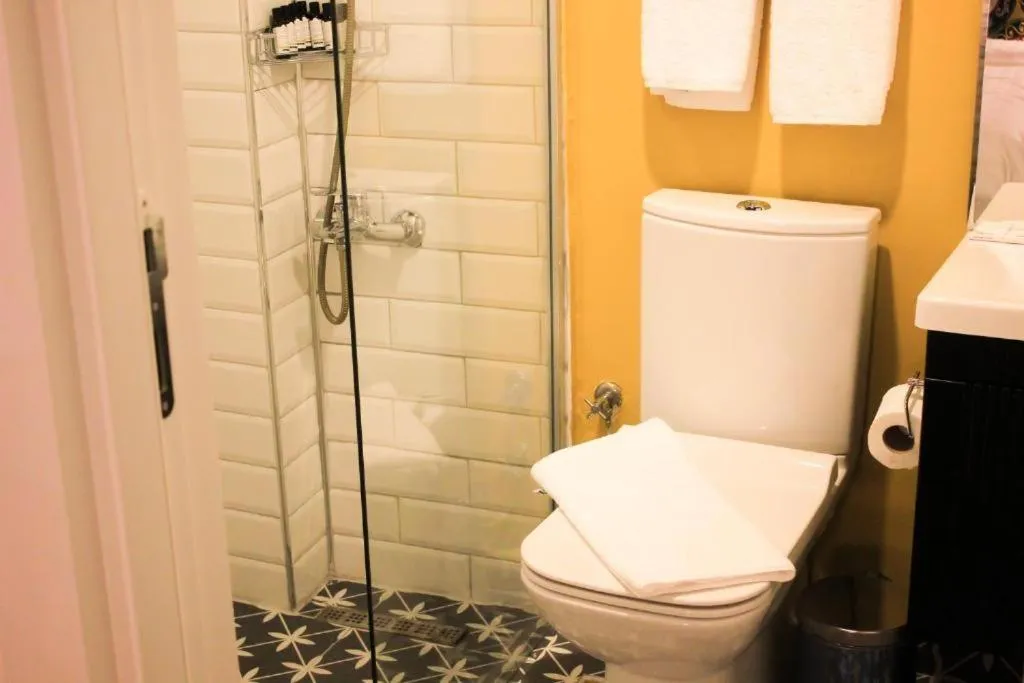 Shower in THINK HOTEL